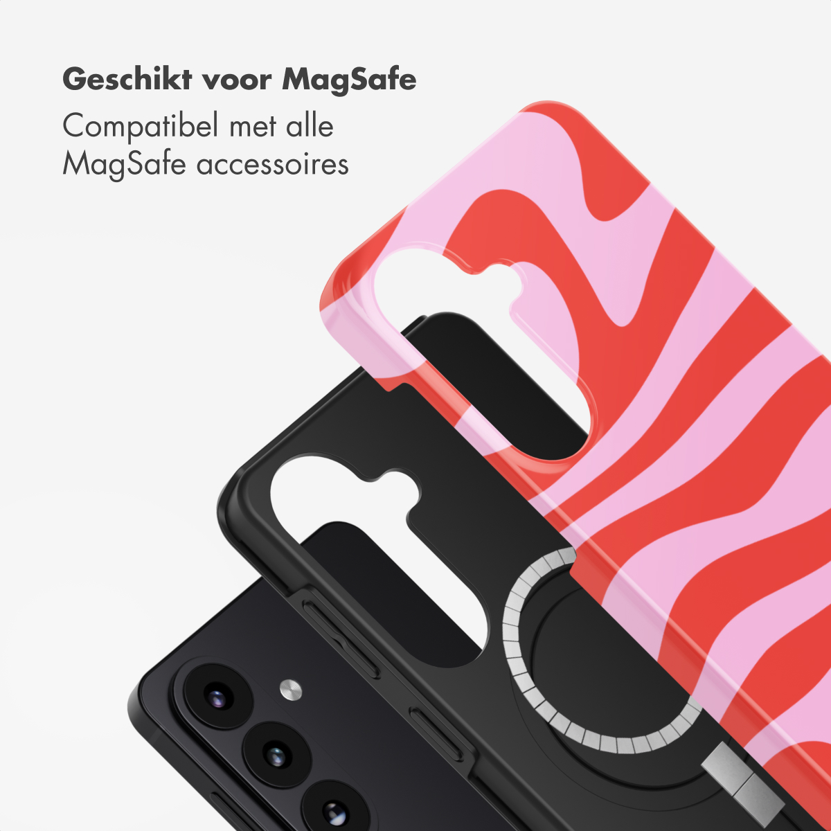 Een zwarte smartphone met drie camera's en een roze-rode golvende telefoonhoes.