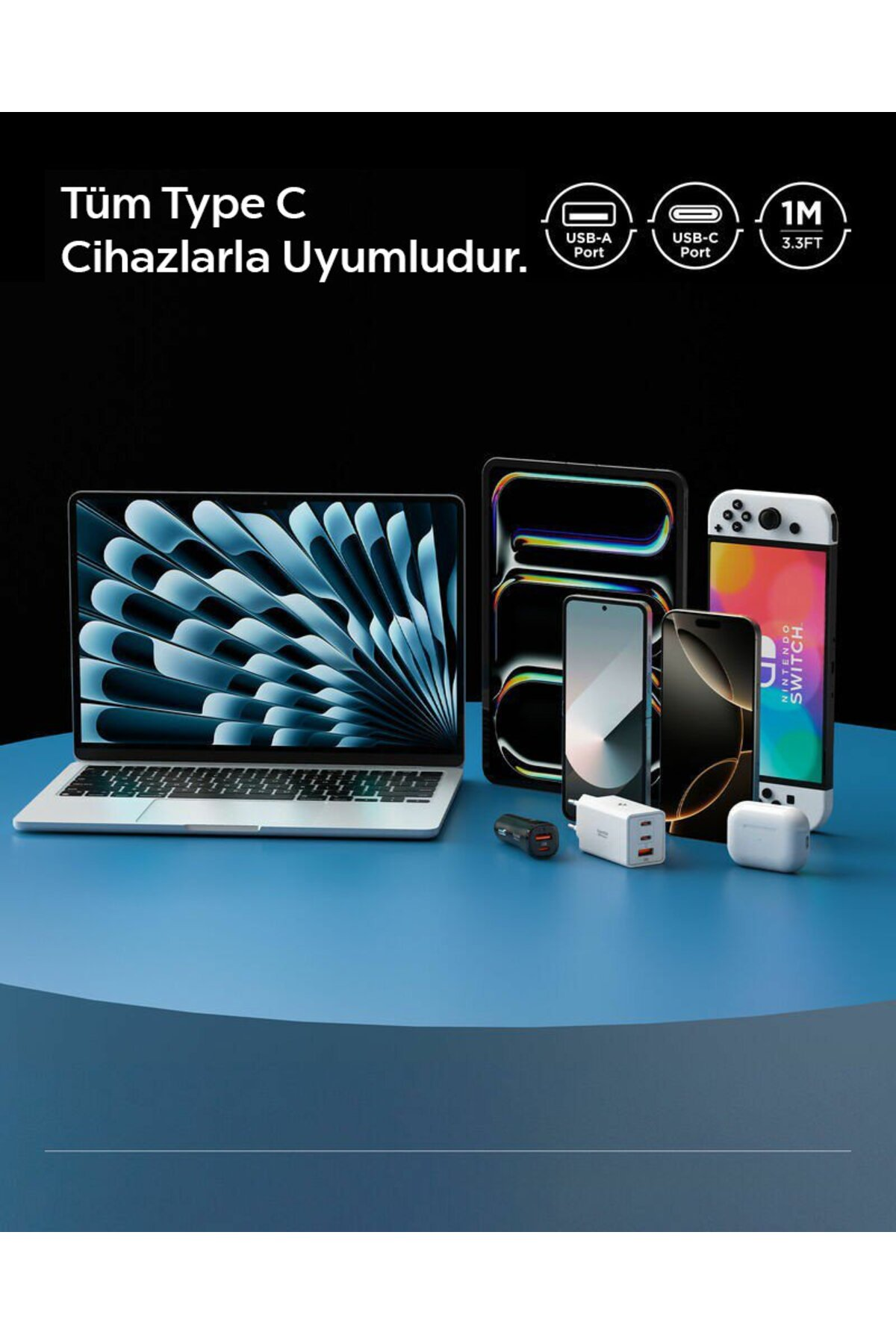 Mavi bir masada dizüstü bilgisayar, akıllı telefonlar, Nintendo Switch ve şarj adaptörleri.