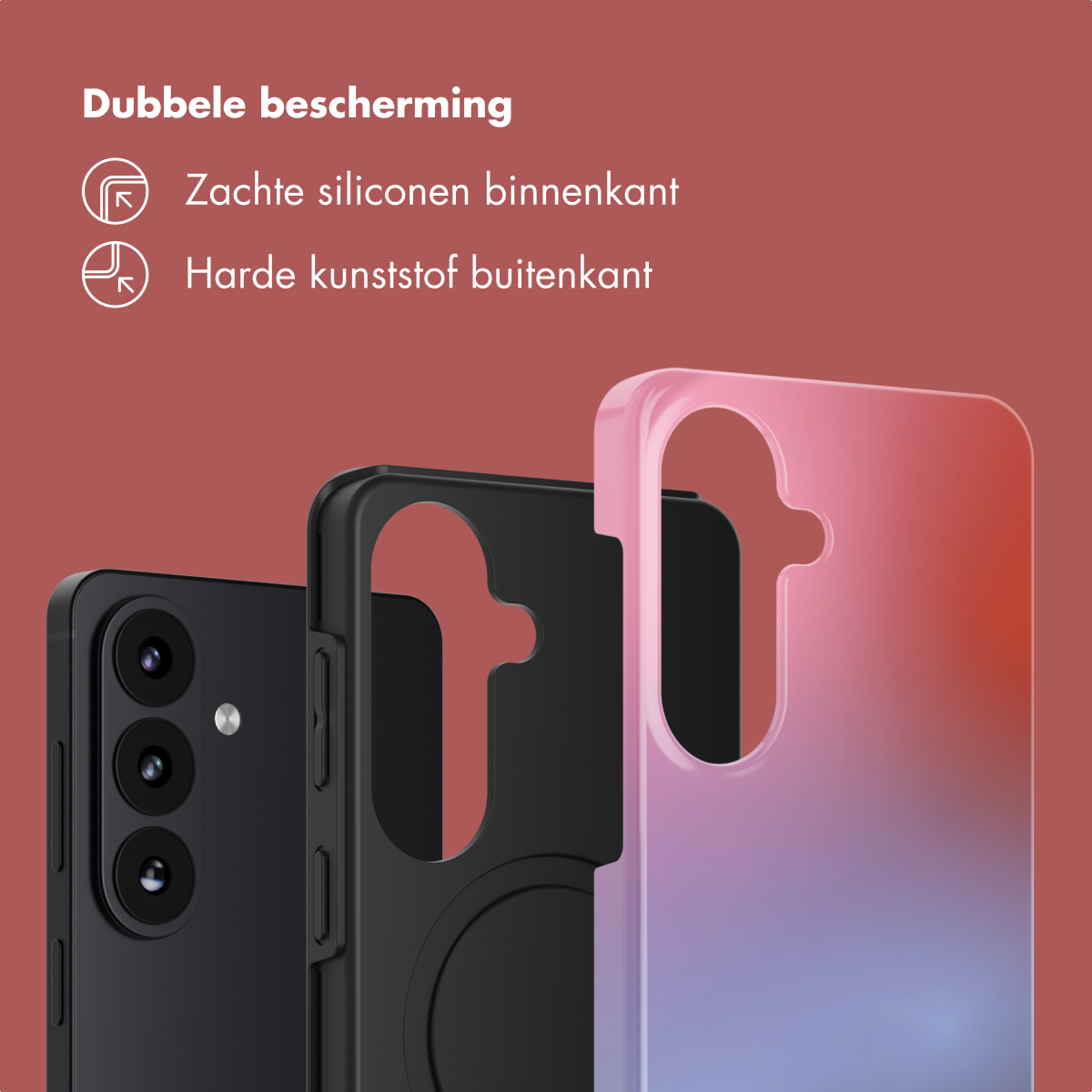 Een zwarte telefoon met drie camera's naast twee telefoonhoesjes.