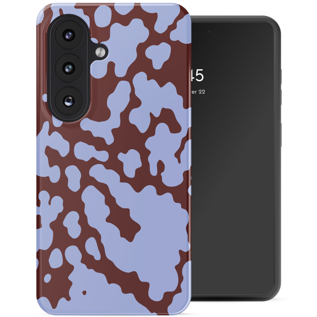 Bruine telefoonhoes met blauw vlekkerig patroon naast een zwarte smartphone.