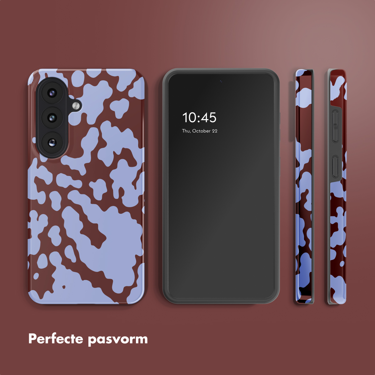 Een bruine telefoonhoes met blauw vlekkenpatroon naast een smartphone.