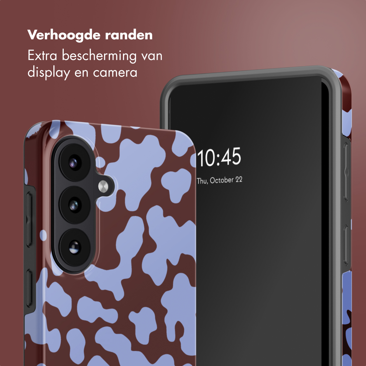 Bruine telefoonhoes met lichtblauwe vlekken, naast een smartphone.