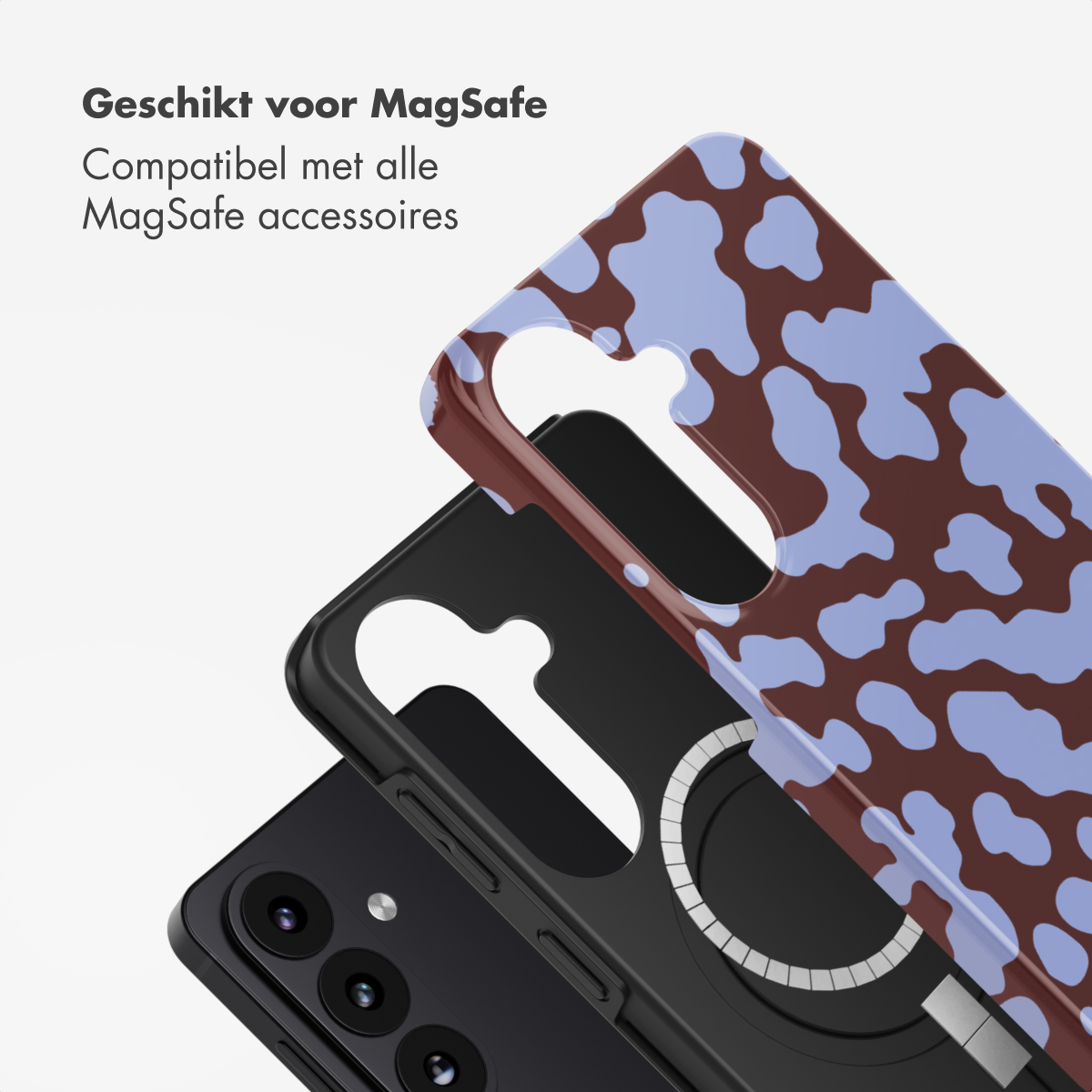 Een paarse hoes met bruine vlekken ligt op een zwarte telefoon.