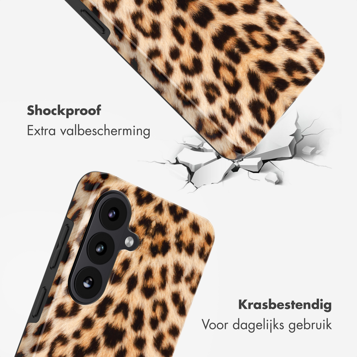 Twee telefoonhoesjes met luipaardprint. Eén valt op een gebarsten oppervlak, de andere is er schuin onder geplaatst.