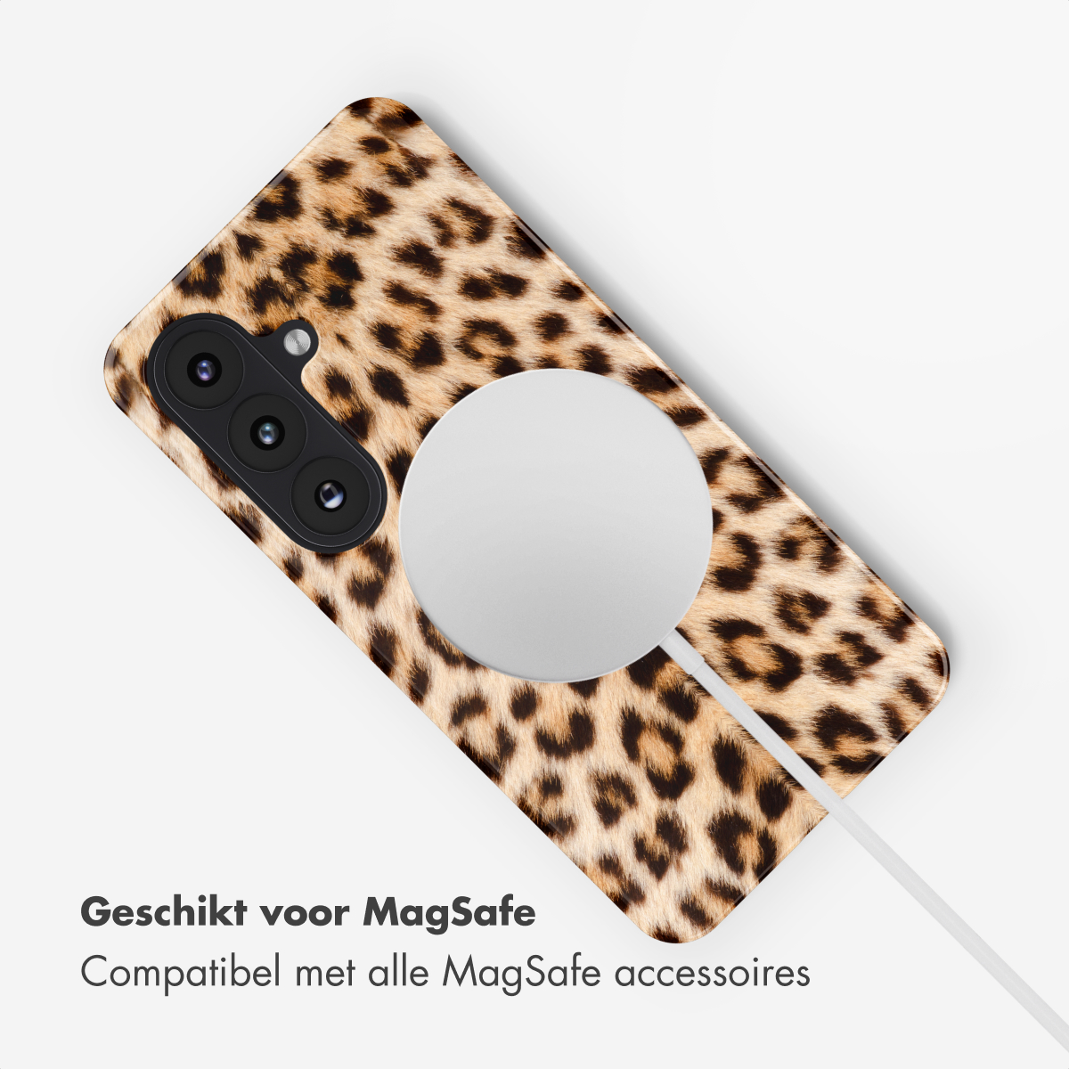 Leopardprint telefoonhoes met MagSafe lader en cameramodule.