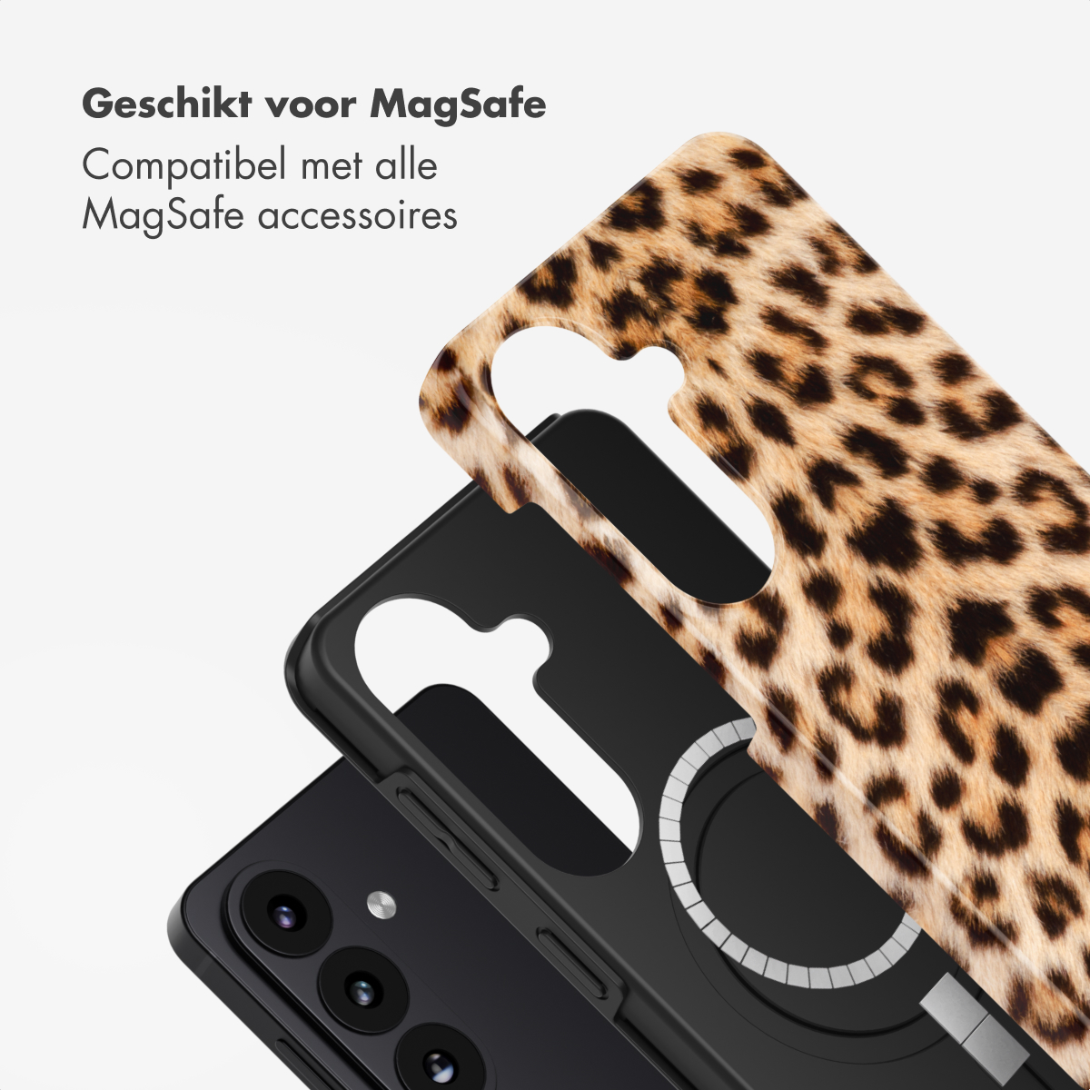 Telefoonhoesje met luipaardprint over een zwarte telefoon met MagSafe-ring.