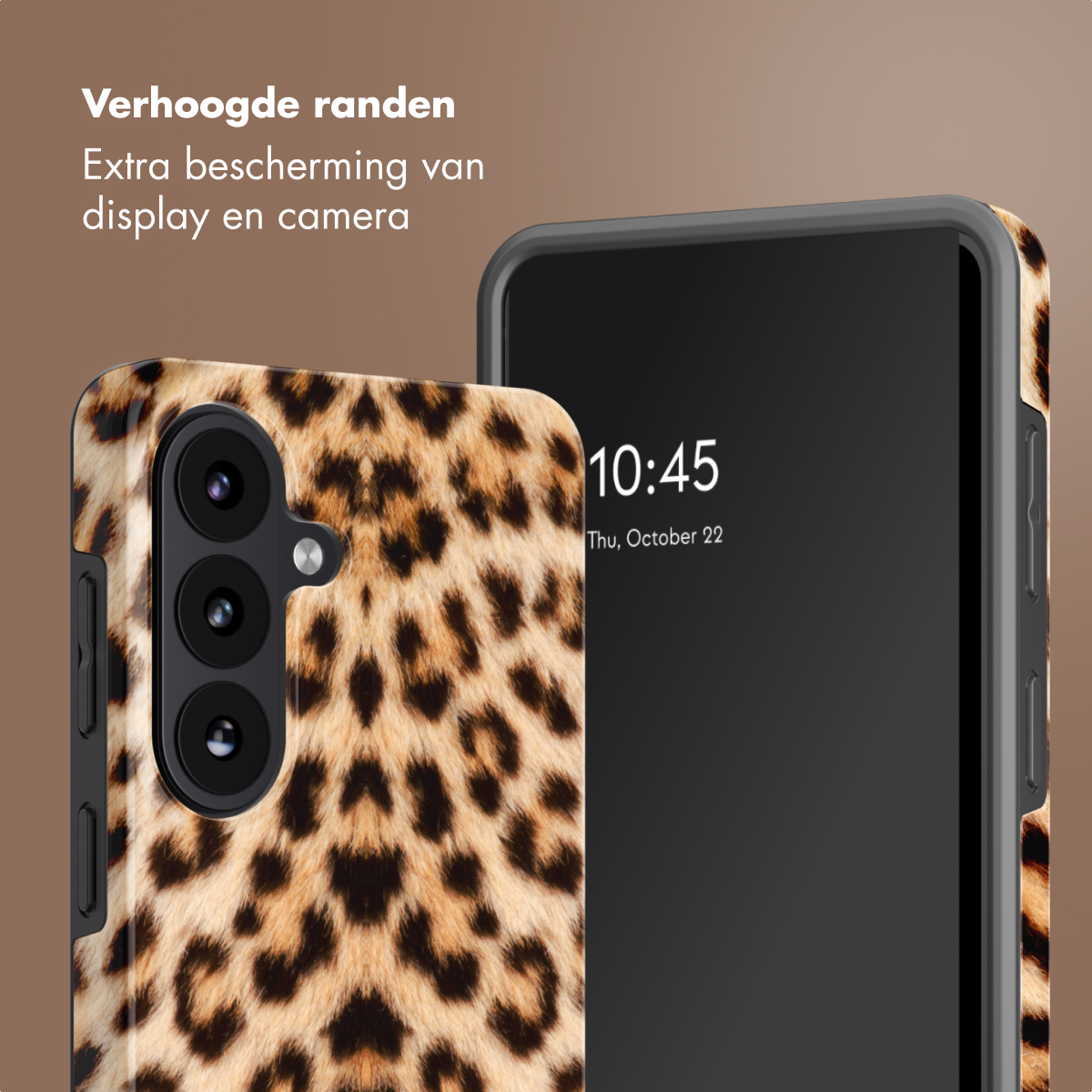 Leopardprint telefoonhoes met verhoogde randen naast een smartphone.