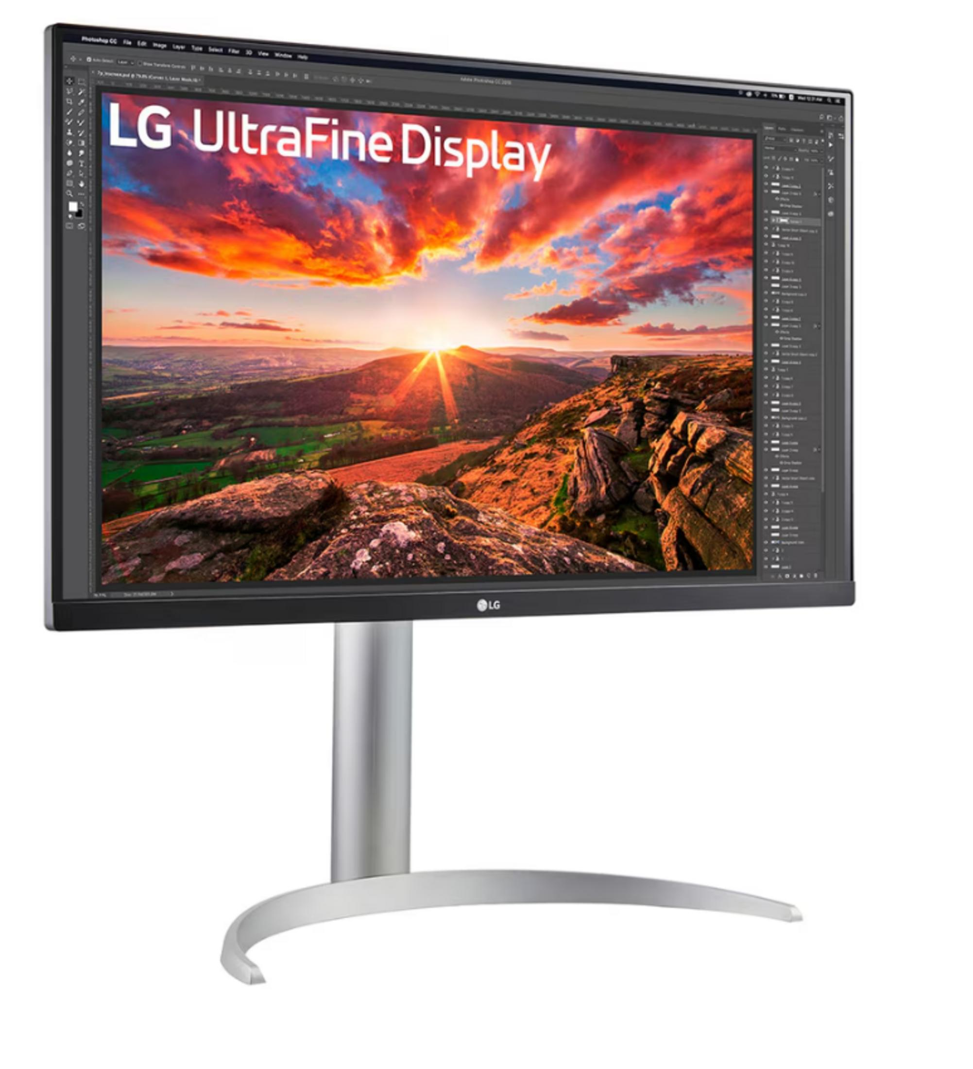 Güneş ve bulutlu bir manzara sahnesi gösteren LG UltraFine monitör.