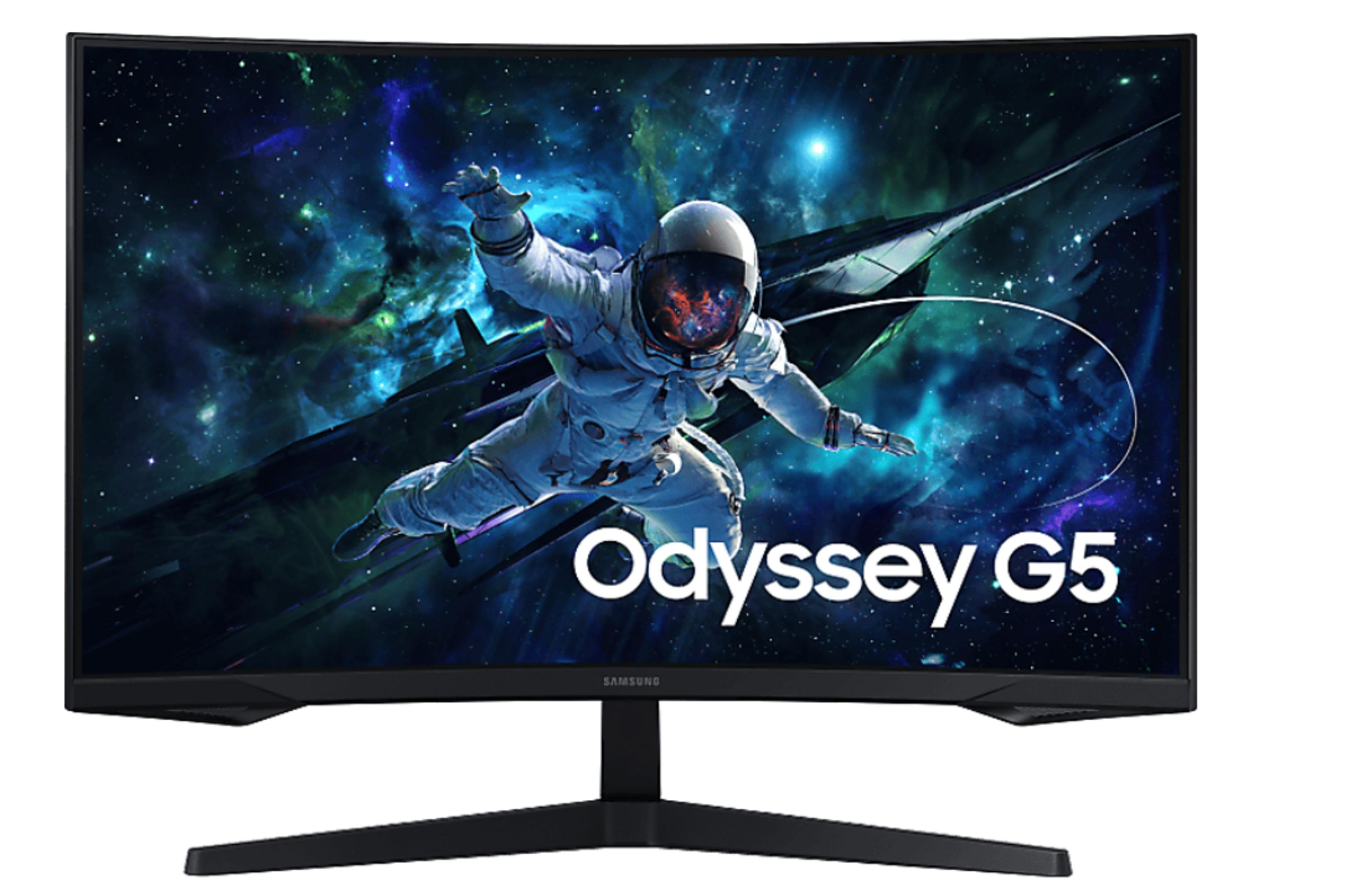 Bir astronot, "Odyssey G5" yazılı uzay ekranının önünde süzülüyor.