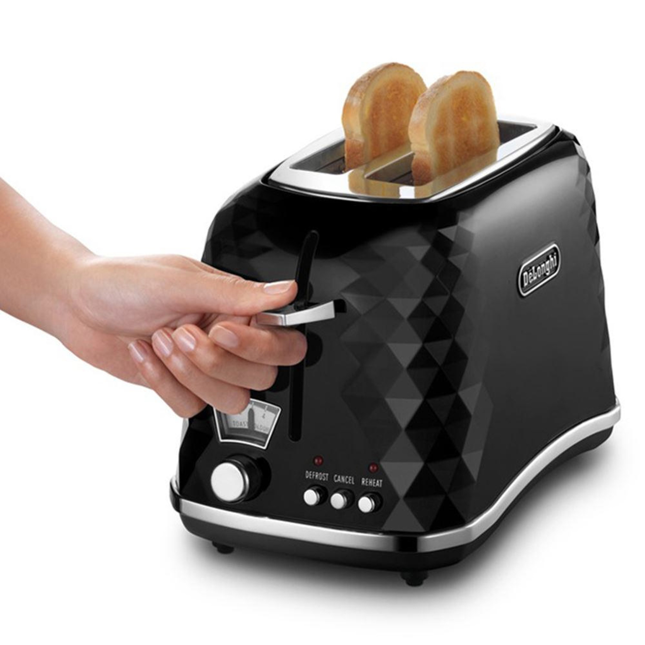 İki dilim tost ekmeği olan siyah dokulu tost makinesi, kolu çalıştıran bir el.