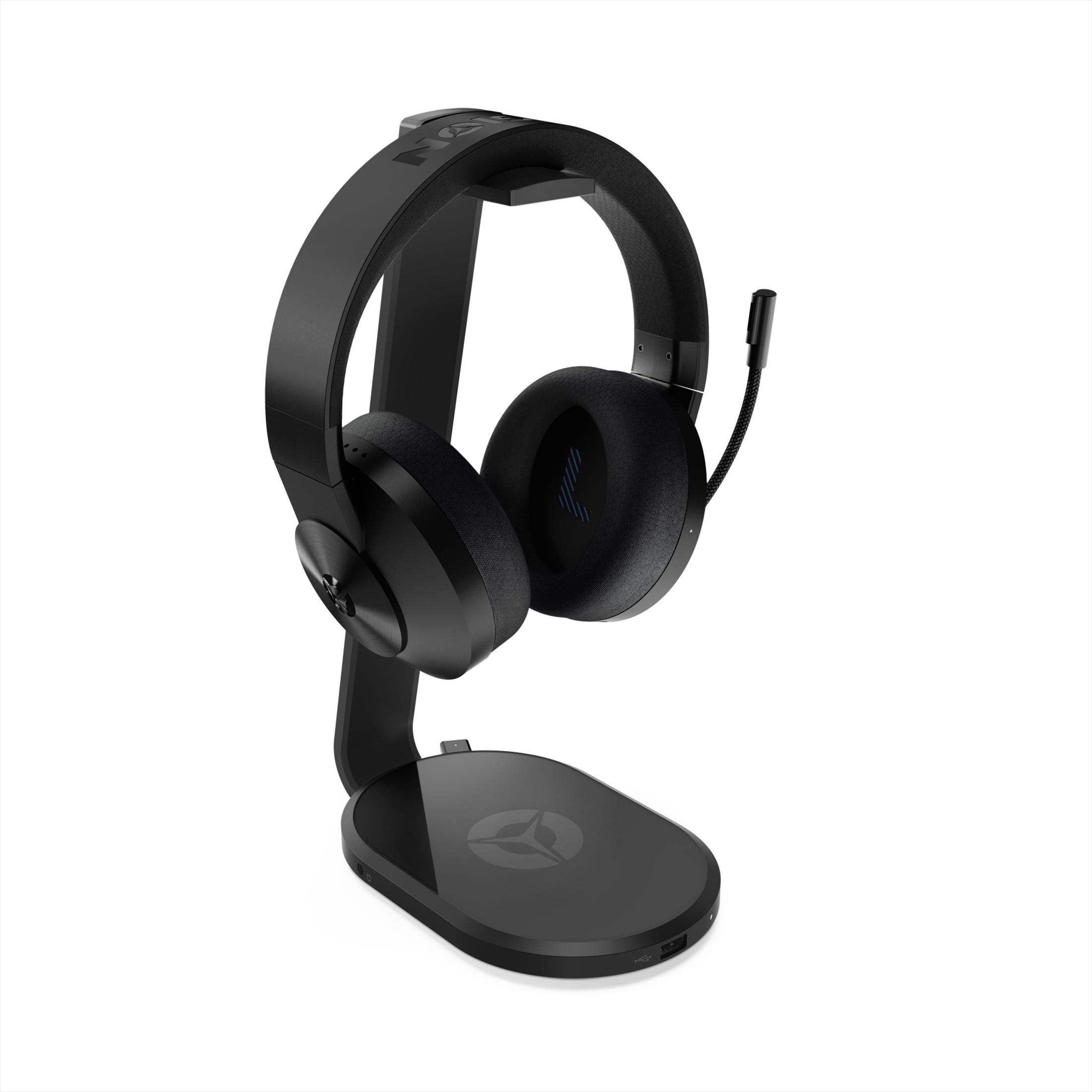 Auriculares negros para juegos en un soporte con logo.