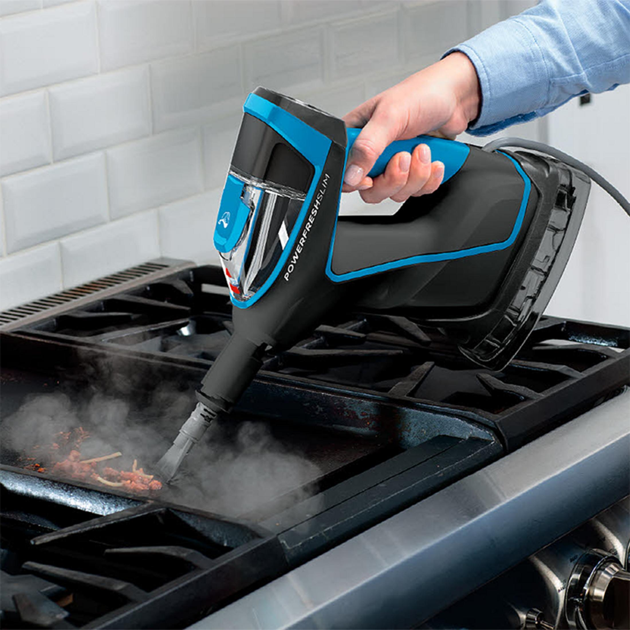 Parownica czyści kuchenkę gazową z resztkami jedzenia i parą.