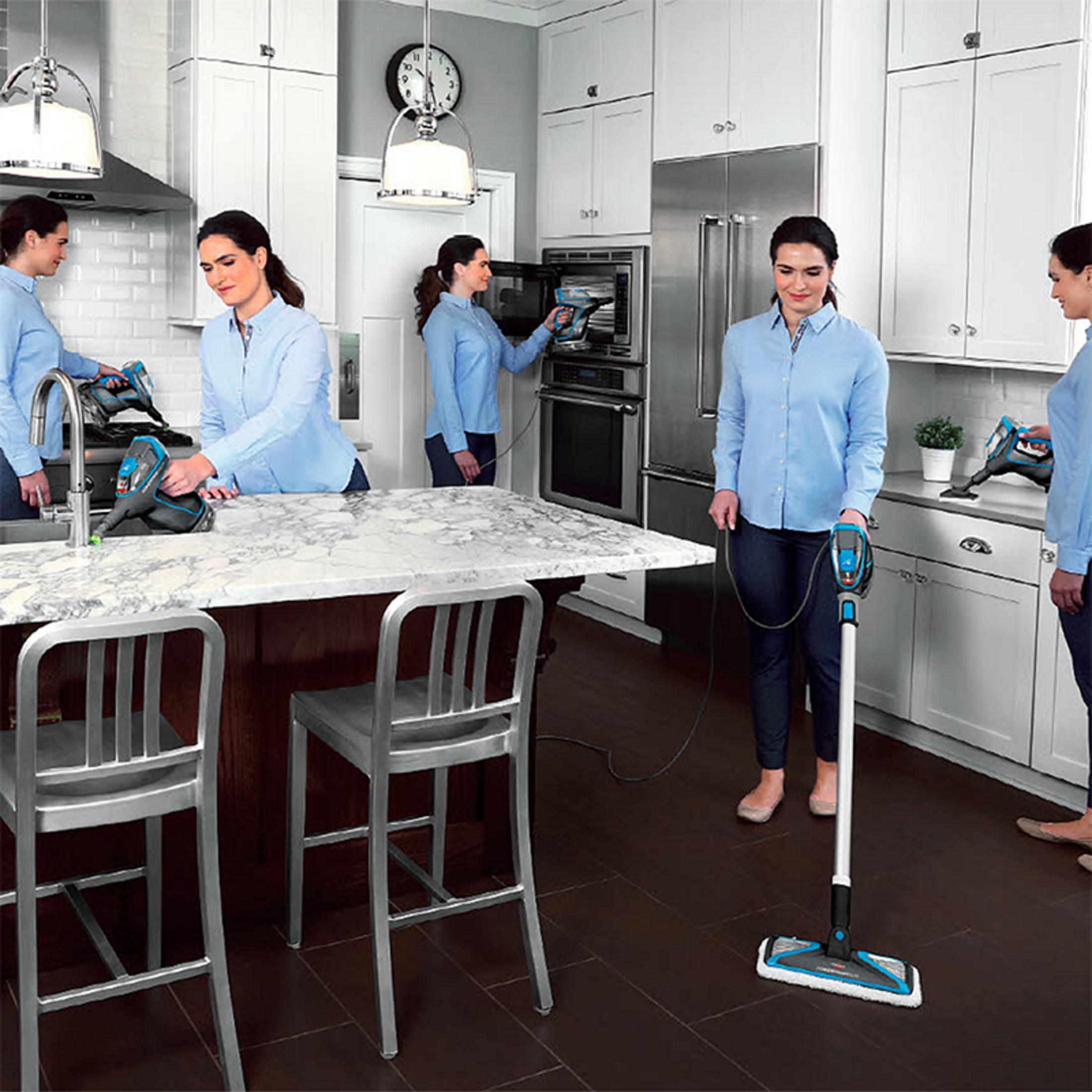 Kobieta czyści kuchnię mopem parowym w wielu scenach.