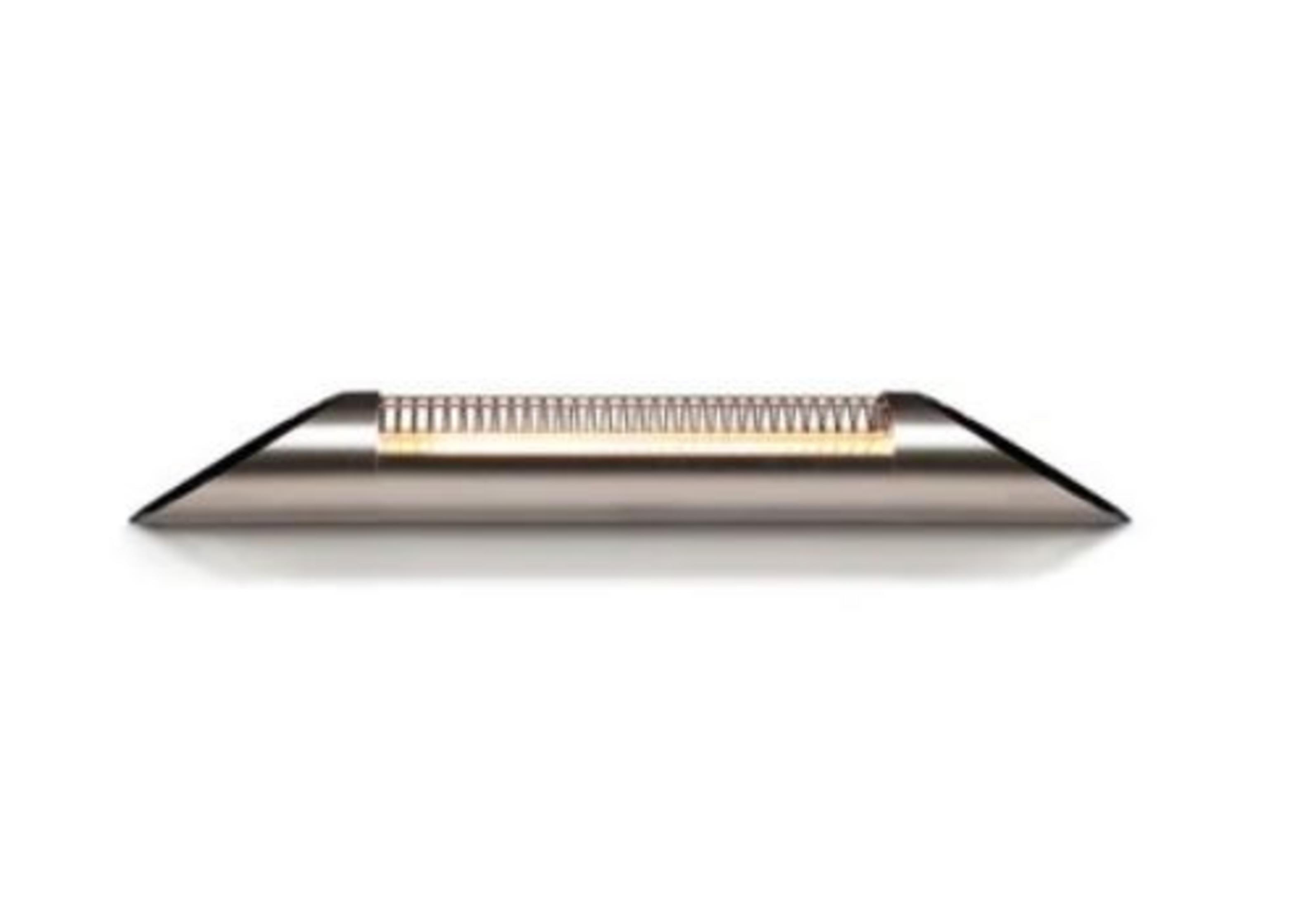 Un elegante riscaldatore metallico con centro scanalato.