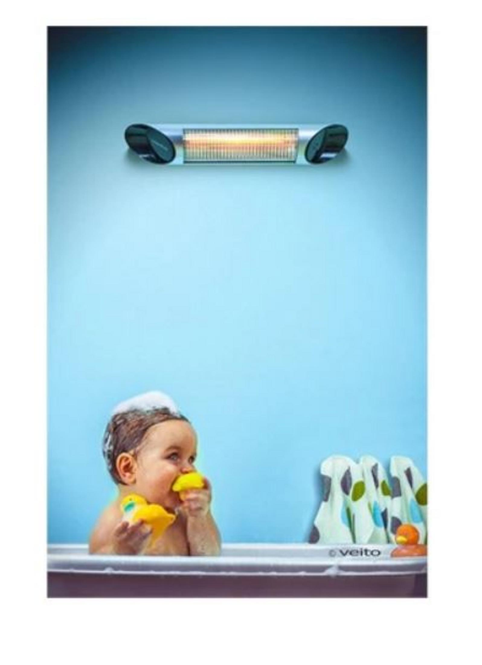 Un bambino con i capelli schiumosi gioca con paperelle di gomma in una vasca da bagno.