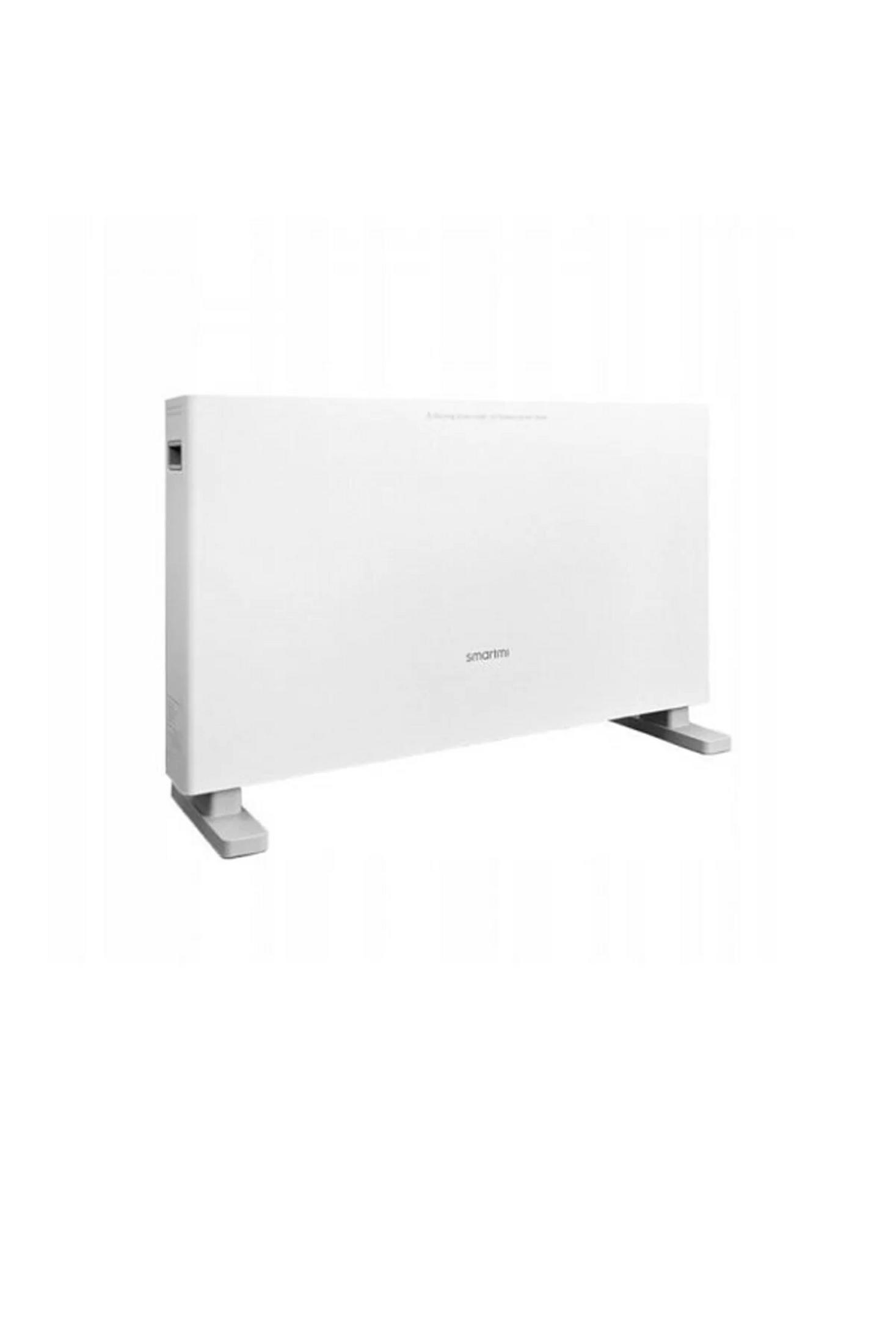 Un radiador blanco y rectangular con dos soportes se alza sobre fondo blanco.