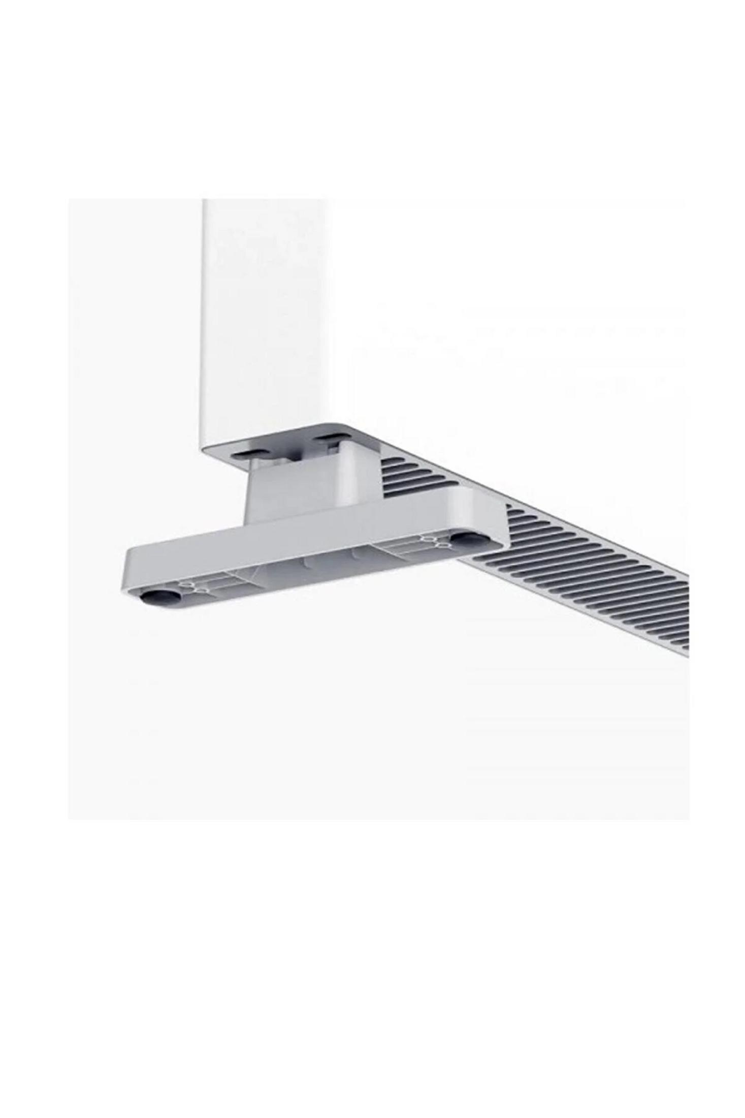Soporte gris con rejillas y pie negro, fijado a un dispositivo blanco.