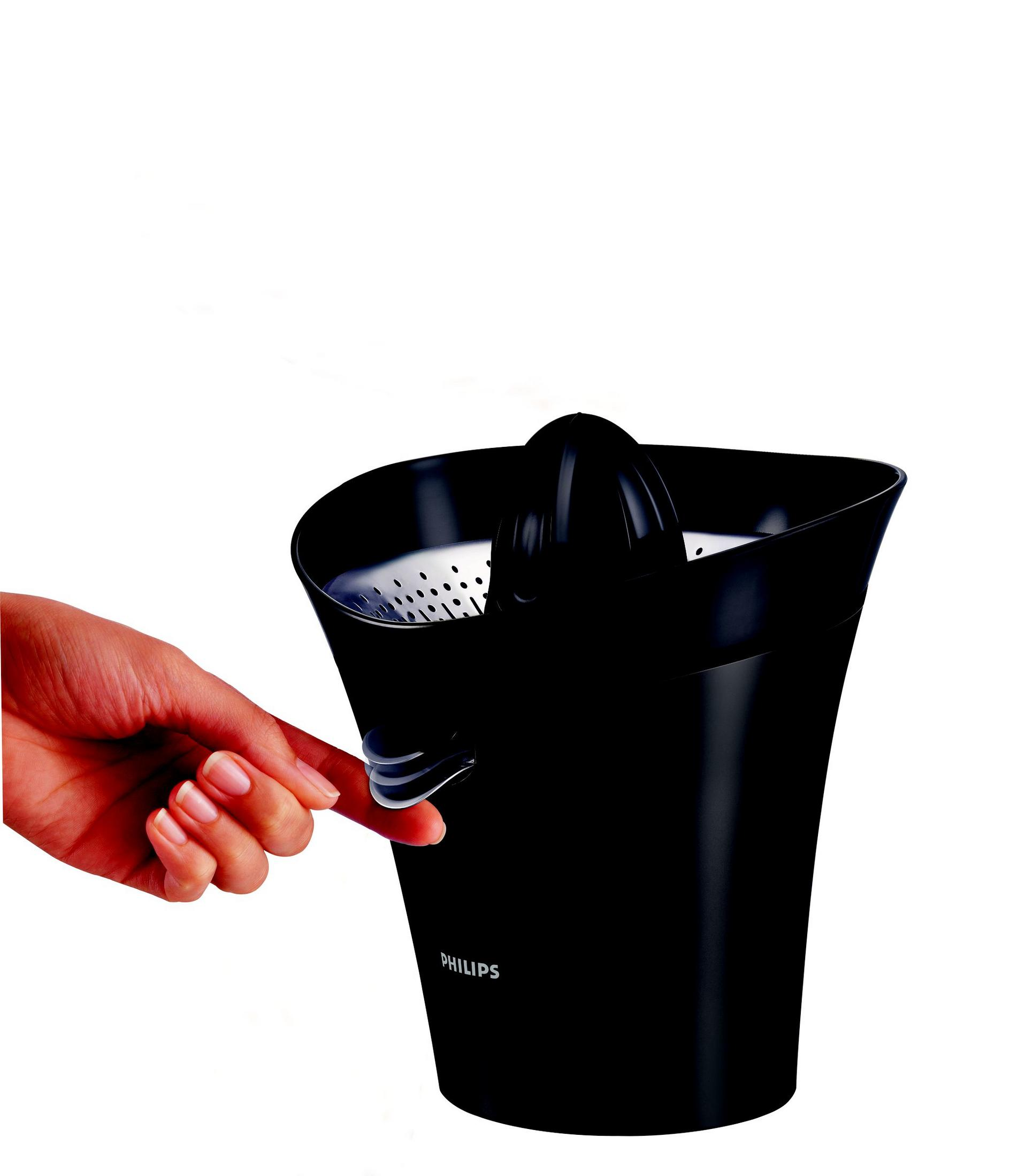 Eine Hand drückt auf einen schwarzen Philips-Zitruspressenhebel.