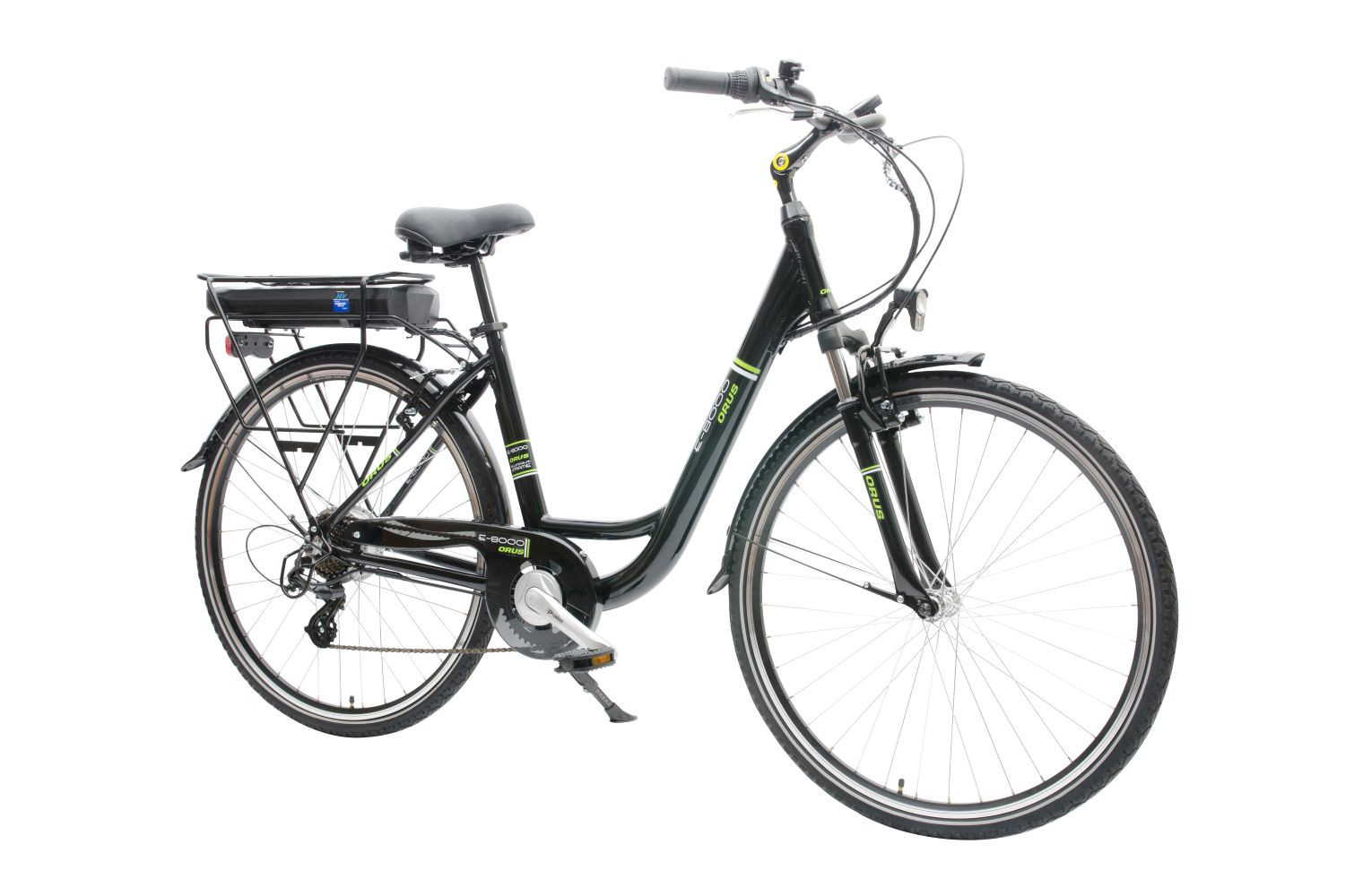 Czarny rower elektryczny z bagażnikiem i baterią, białe tło.