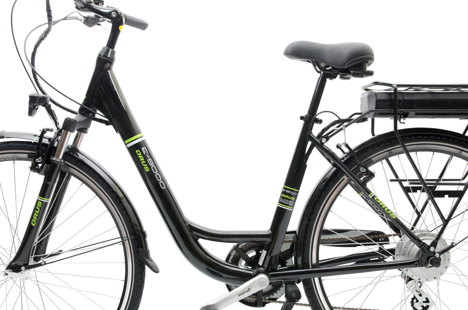 Czarny rower elektryczny z czarną ramą, siodełkiem i bagażnikiem. ORUS E-8000.