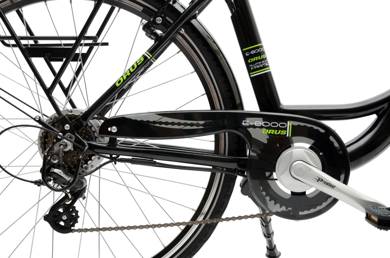 Zbliżenie na łańcuch, korbę i przerzutkę czarnego roweru.