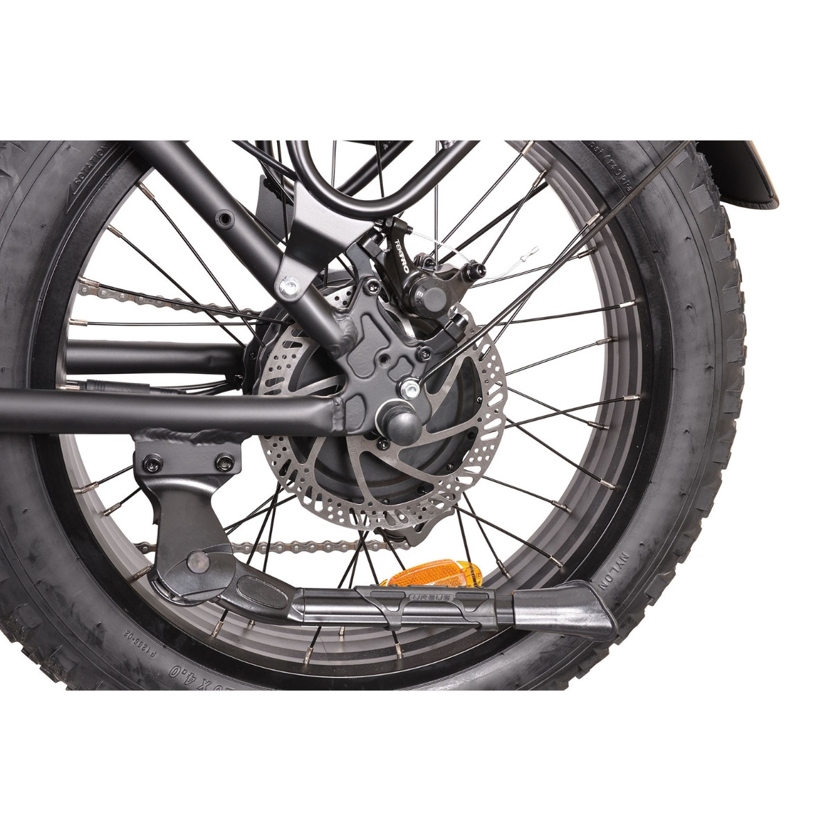 Zbliżenie tylnego koła czarnego roweru z hamulcem tarczowym i podpórką.