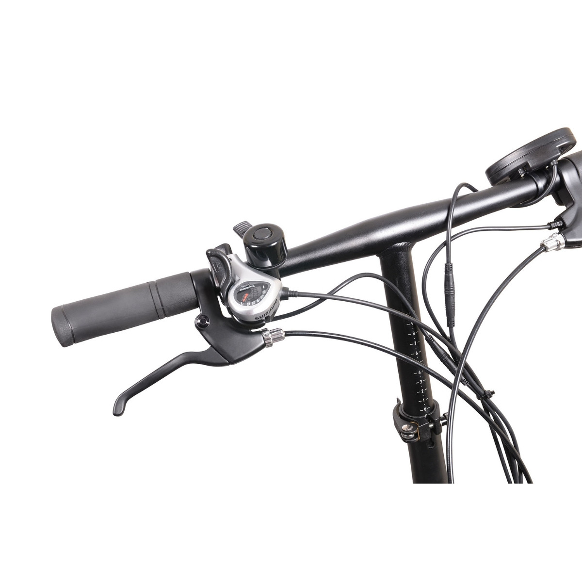 Zbliżenie kierownicy roweru z uchwytami, dzwonkiem i przerzutką.