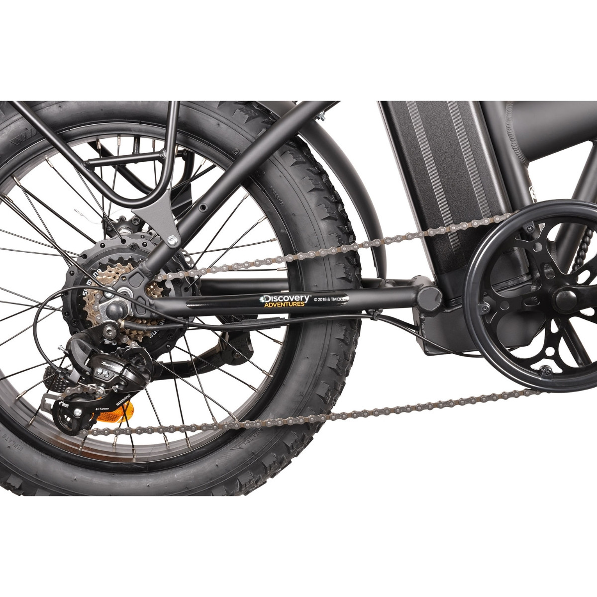 Zbliżenie na łańcuch, przerzutkę i tylne koło czarnego roweru elektrycznego.