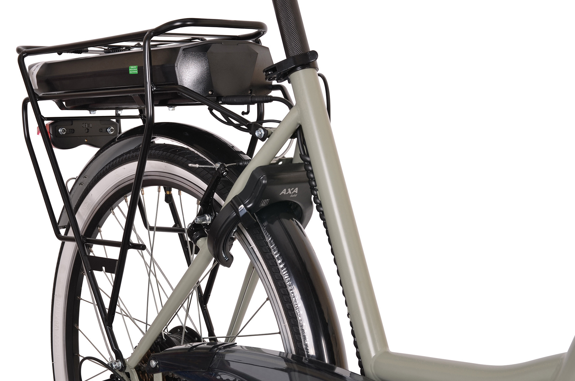 Zbliżenie tylnego koła szarego roweru z bagażnikiem i baterią.