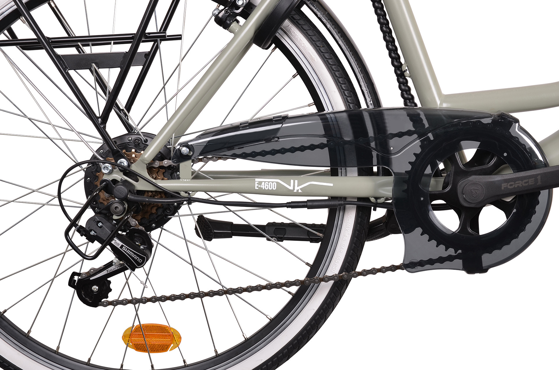 Zbliżenie tylnego koła i napędu szarego roweru z osłoną łańcucha.