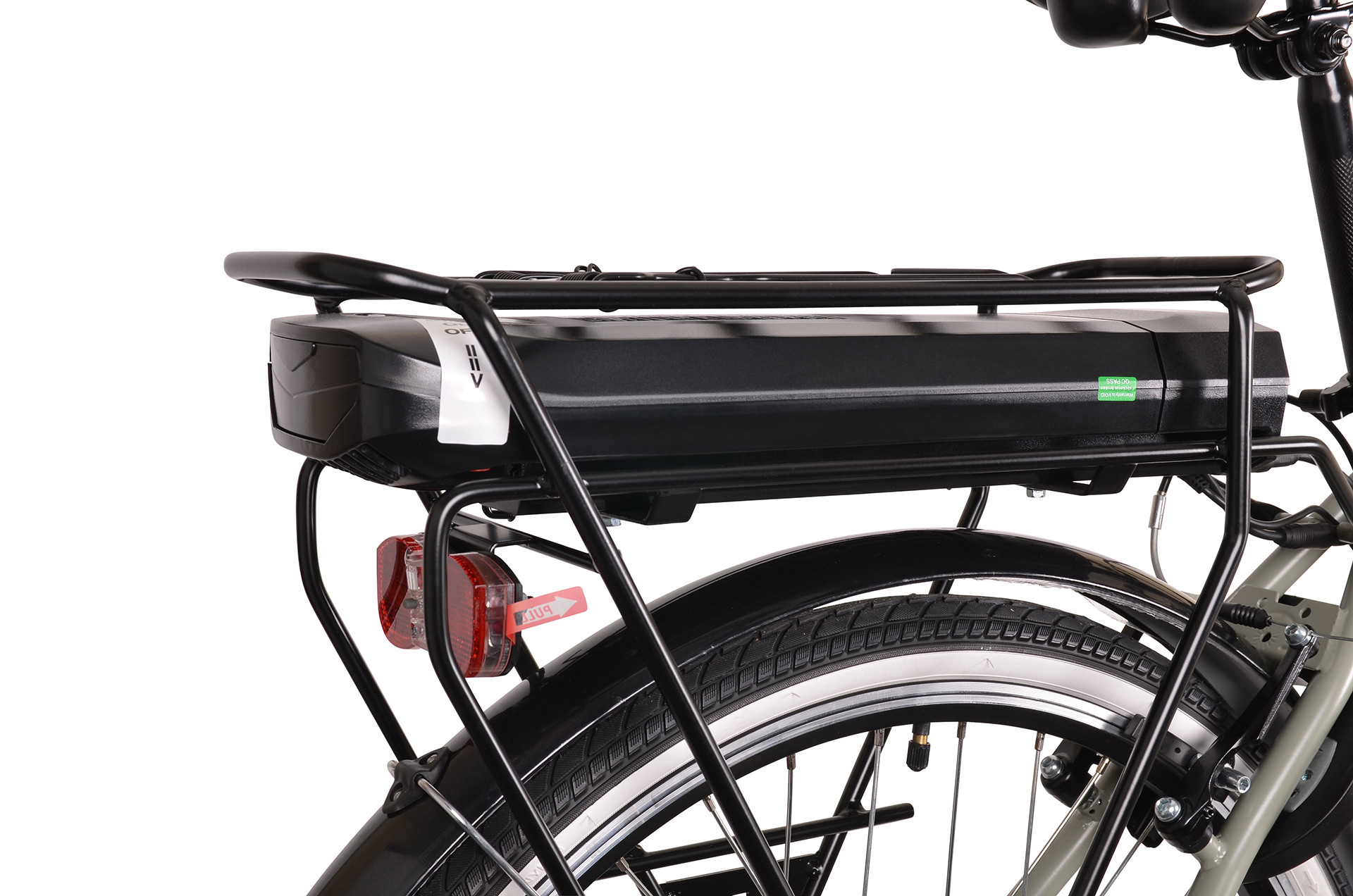 Zbliżenie na baterię roweru i bagażnik z tylnym światłem.