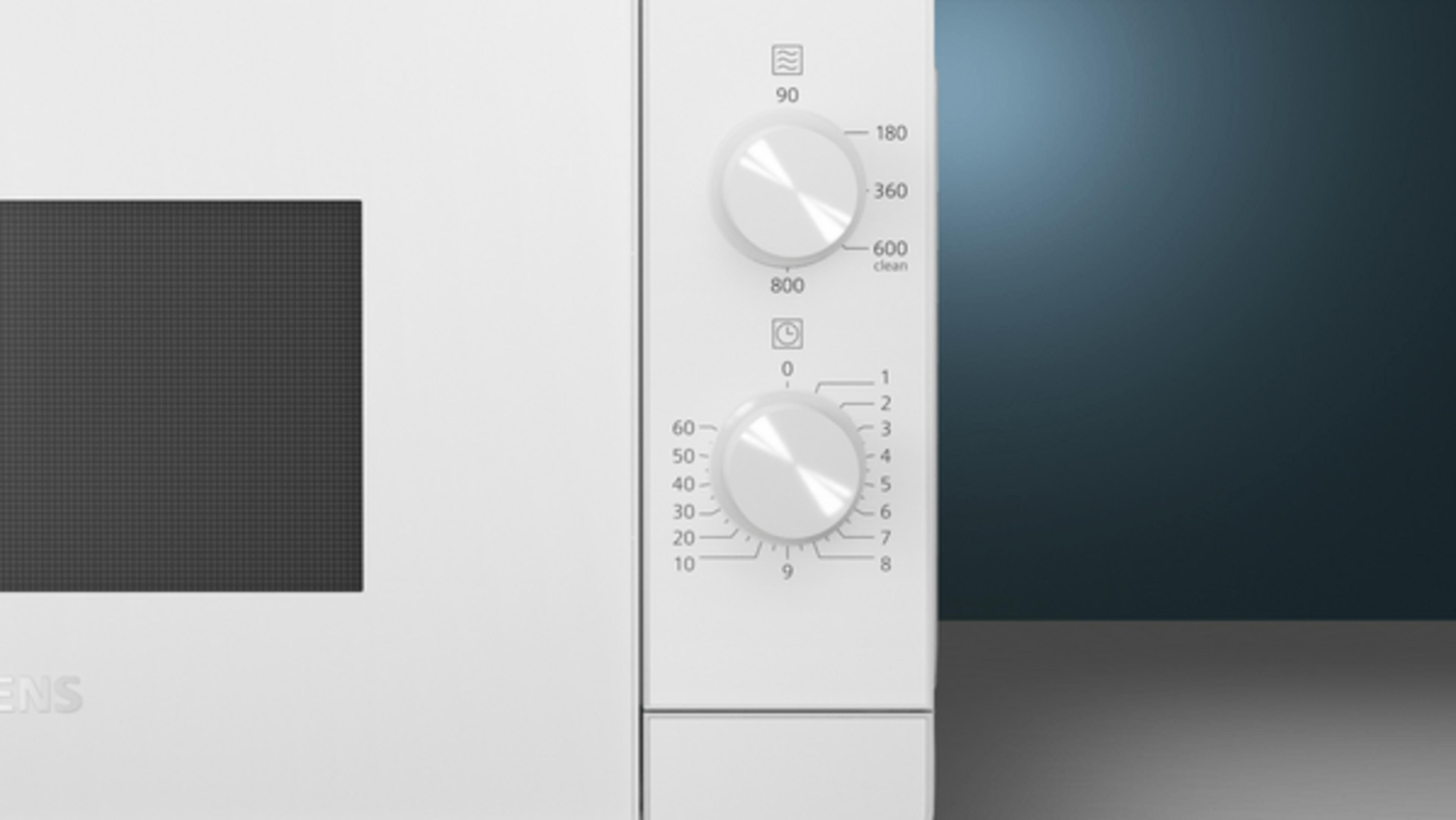 Biała kuchenka mikrofalowa z pokrętłami mocy i czasu.