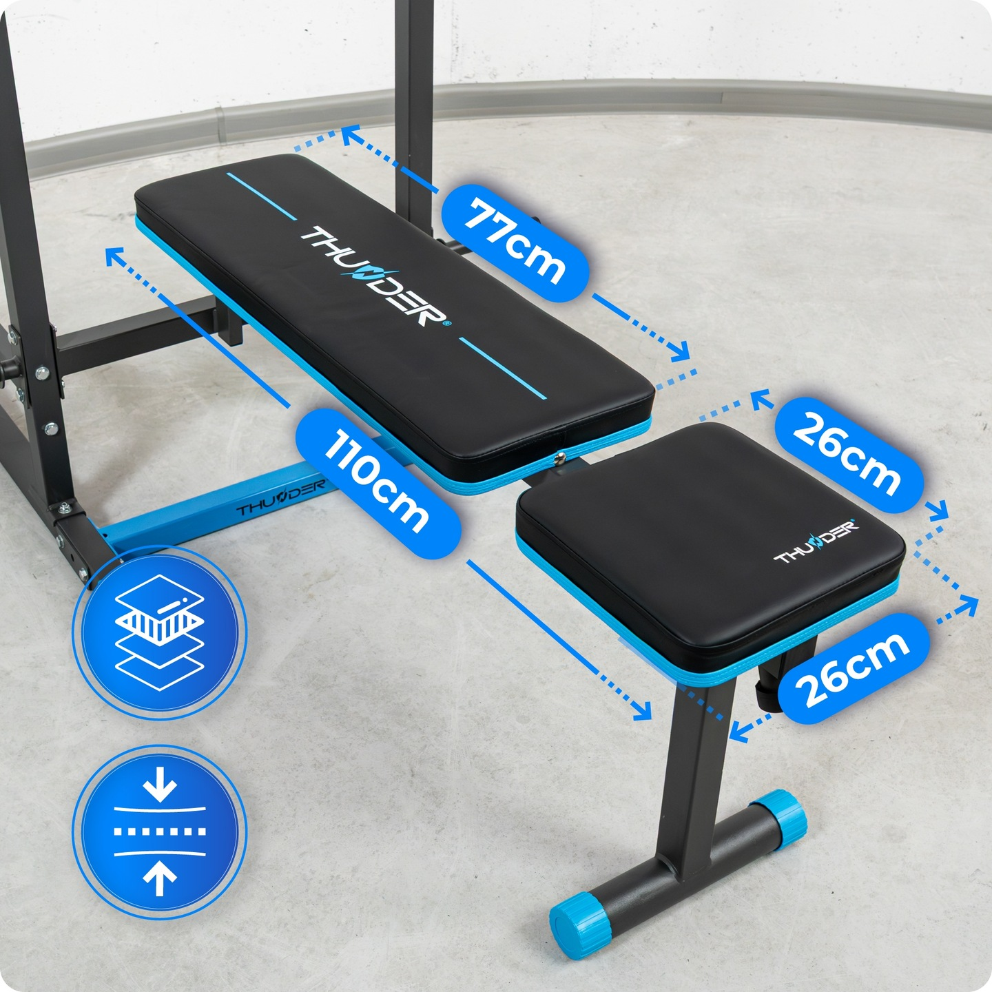 Trainingsbank mit Maßen 110x77cm und 26x26cm, schwarze Polsterung, blaue Akzente.