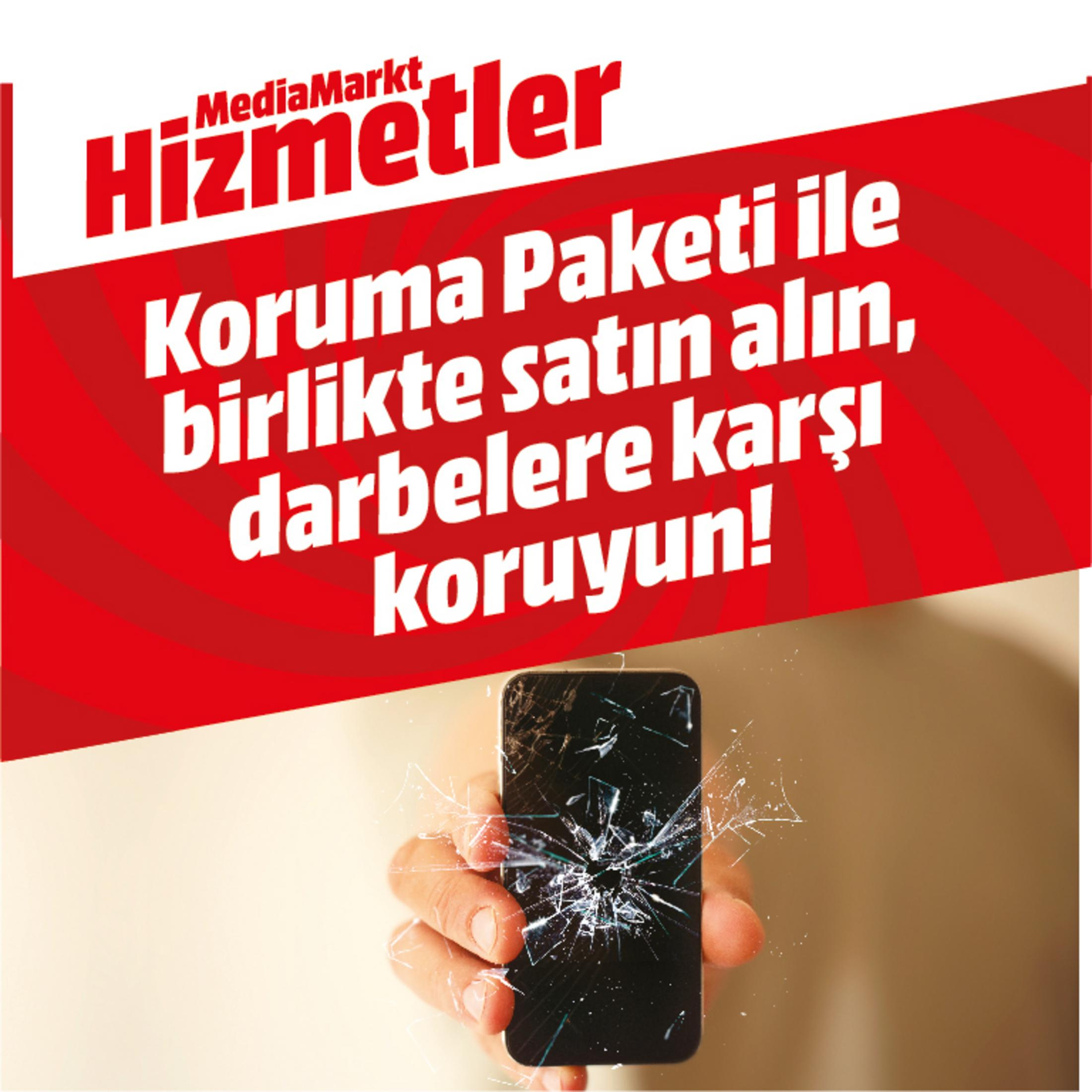 Dłoń trzyma pęknięty smartfon na tle czerwonego tekstu na białym tle.