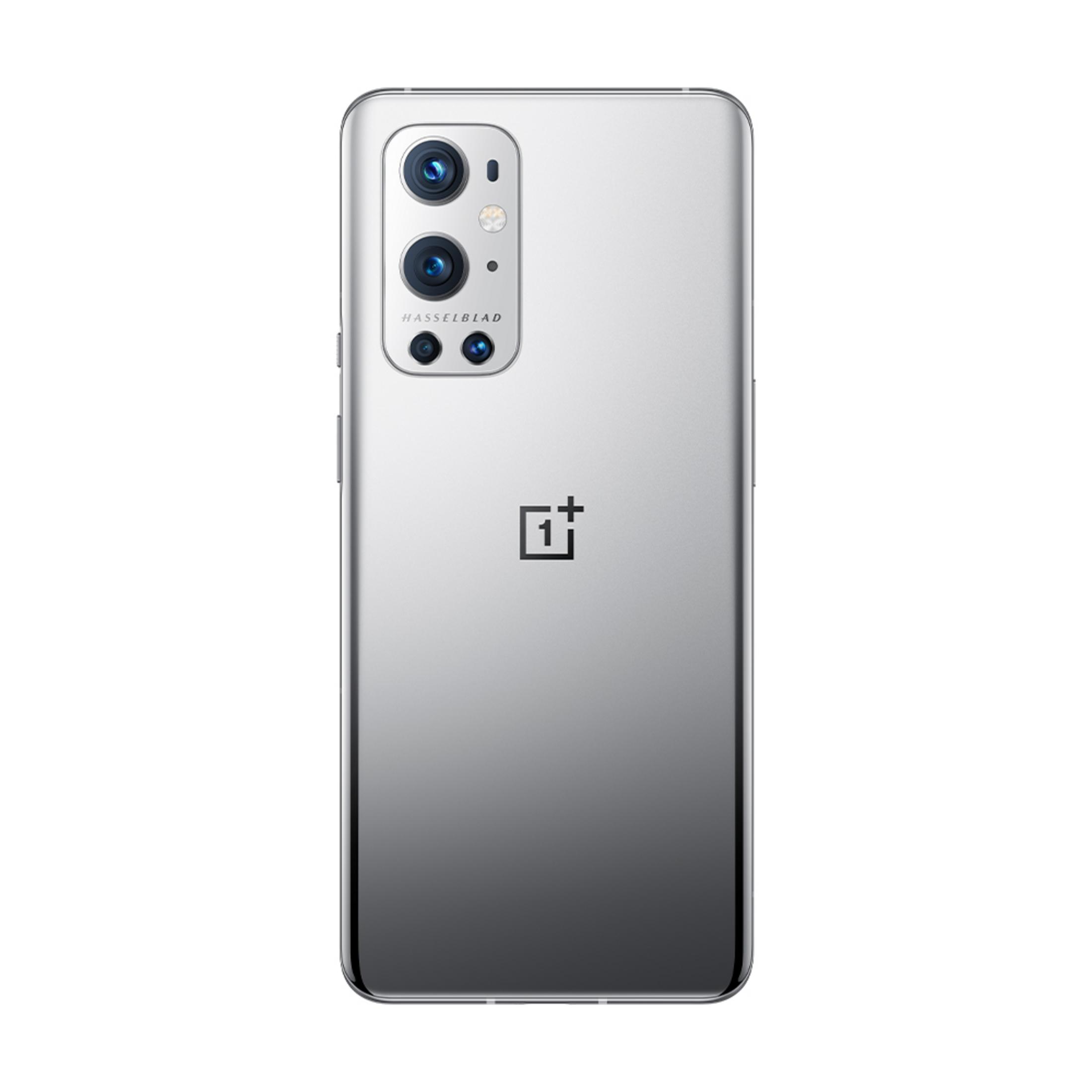 Ein silbernes Smartphone mit Hasselblad-Kameras und einem OnePlus-Logo.