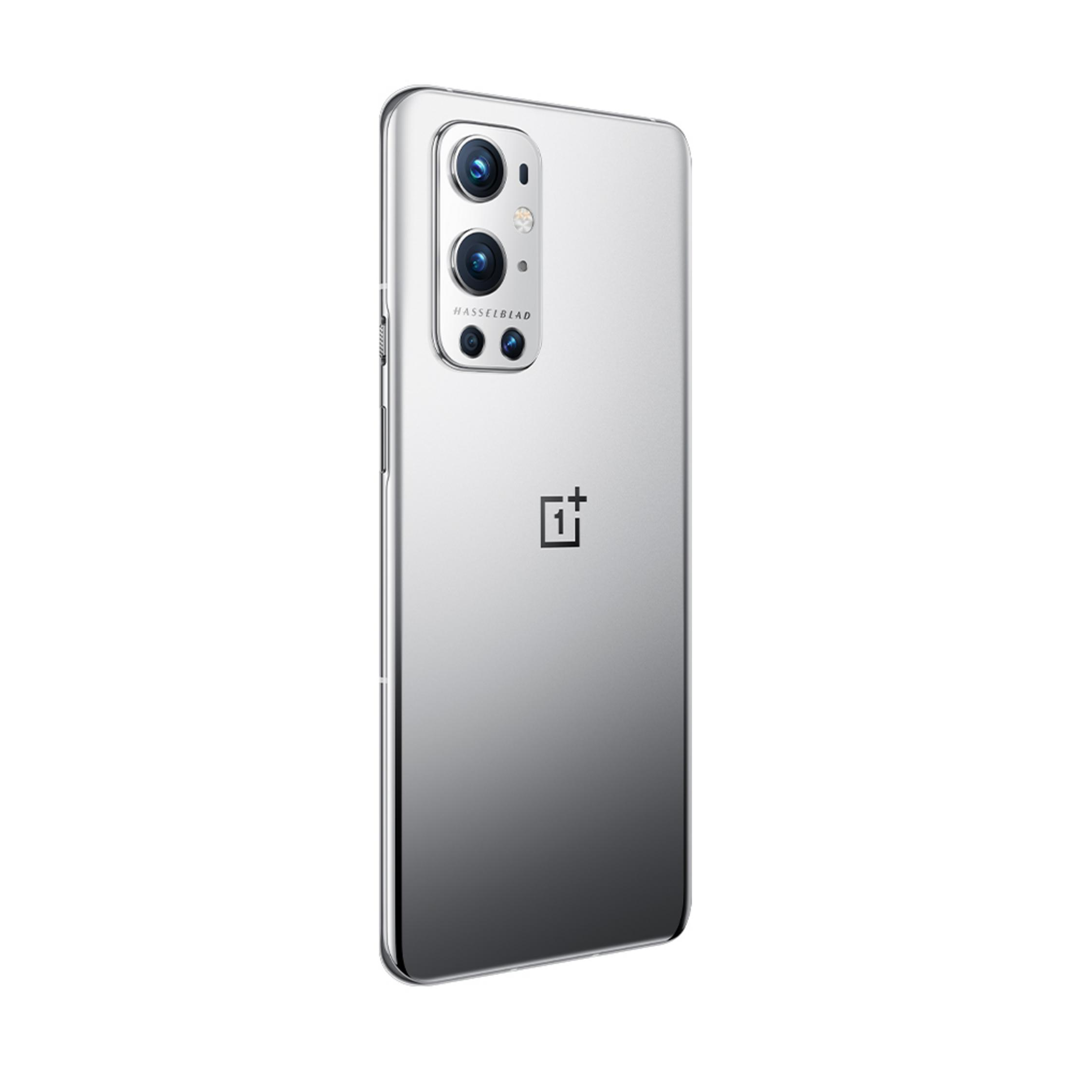 Ein silbernes Smartphone mit Hasselblad-Kamera und OnePlus-Logo.