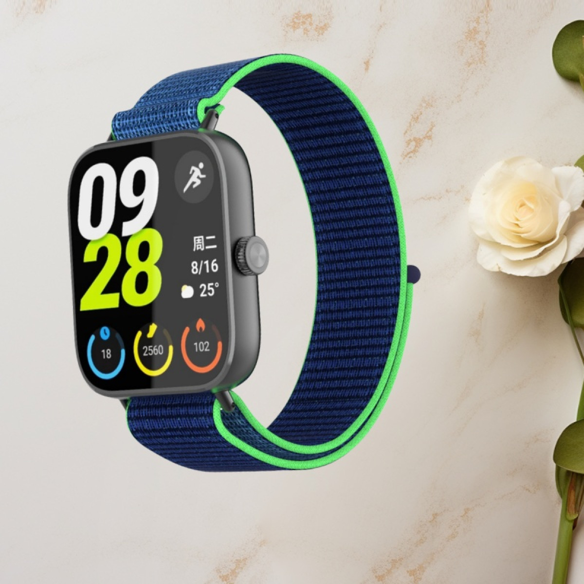 Eine Smartwatch mit blauem Armband und grüner Kante auf hellem Untergrund.