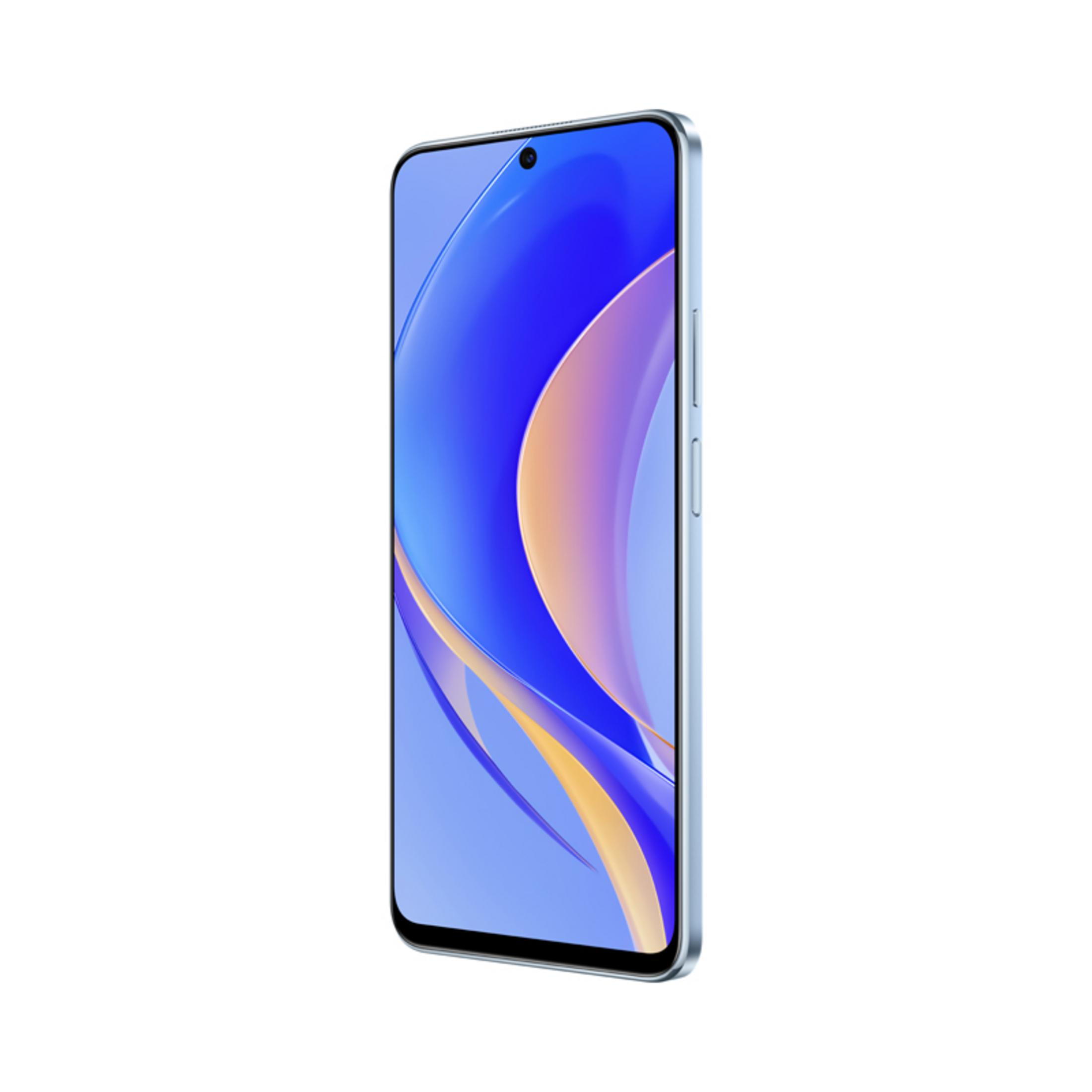 Jasnoniebieski smartfon z abstrakcyjną niebiesko-pomarańczową tapetą.