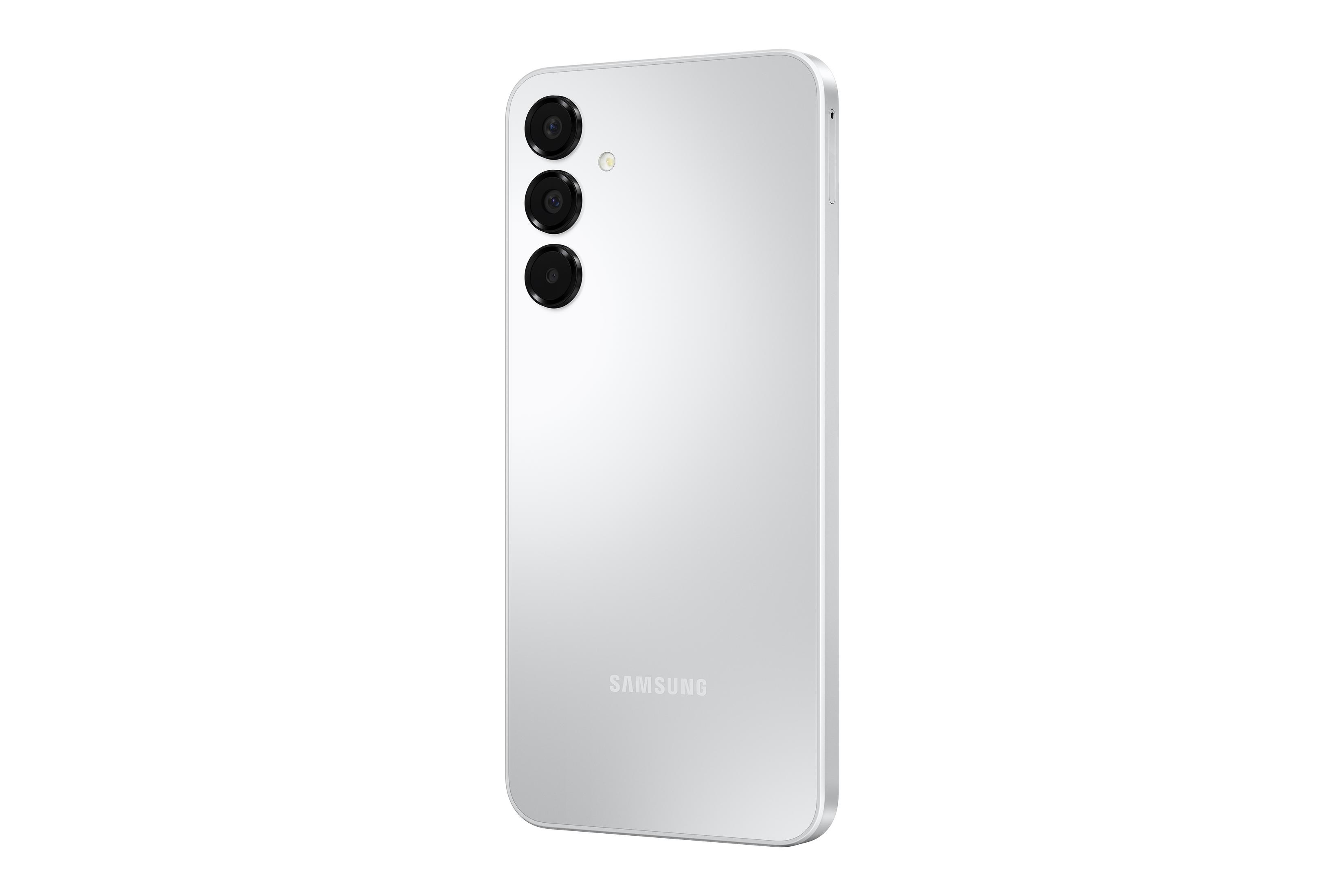 Üç kamerası ve flaşı olan beyaz bir Samsung akıllı telefonun arkası.
