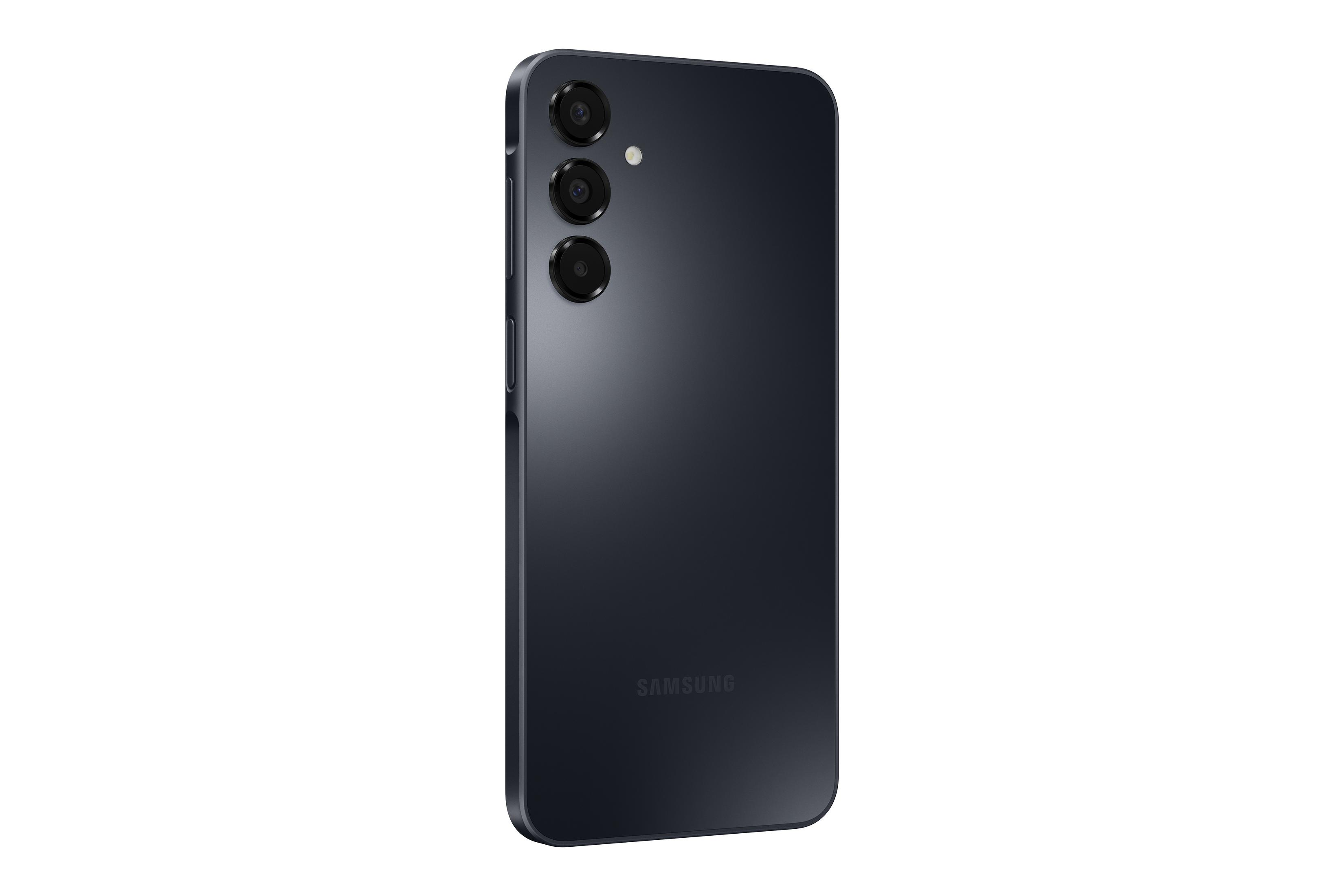 Arkada üç kamera lensi ve flaş bulunan koyu gri akıllı telefon.