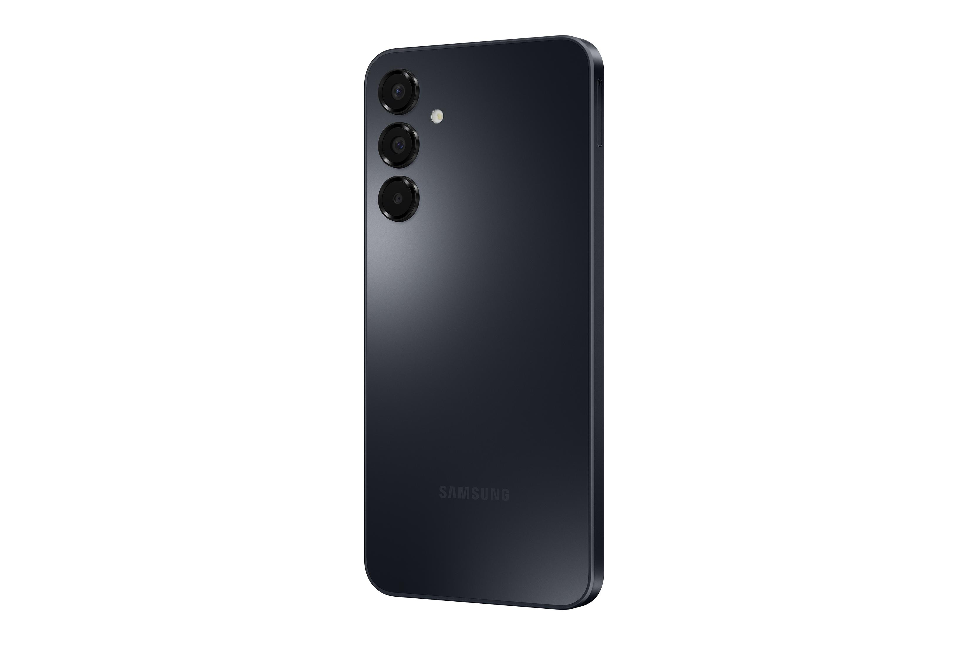 Üç kameralı ve flaşlı koyu gri Samsung akıllı telefon.