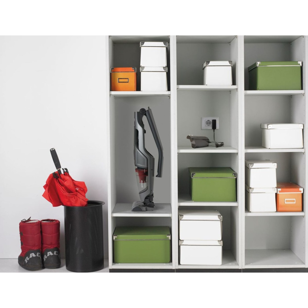 Czerwony parasol w koszu obok dwóch czerwonych butów.