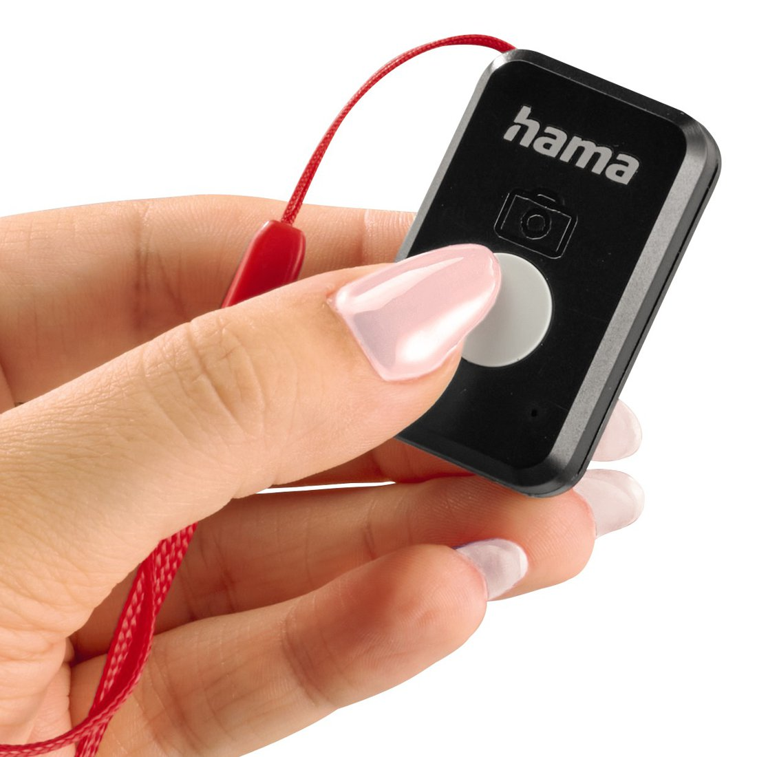 Dłoń trzyma czarny pilot Hama z czerwonym sznurkiem i białym przyciskiem.