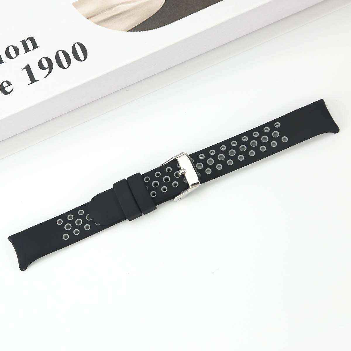 Schwarzes Uhrenarmband mit silberner Schnalle und Lochmuster.