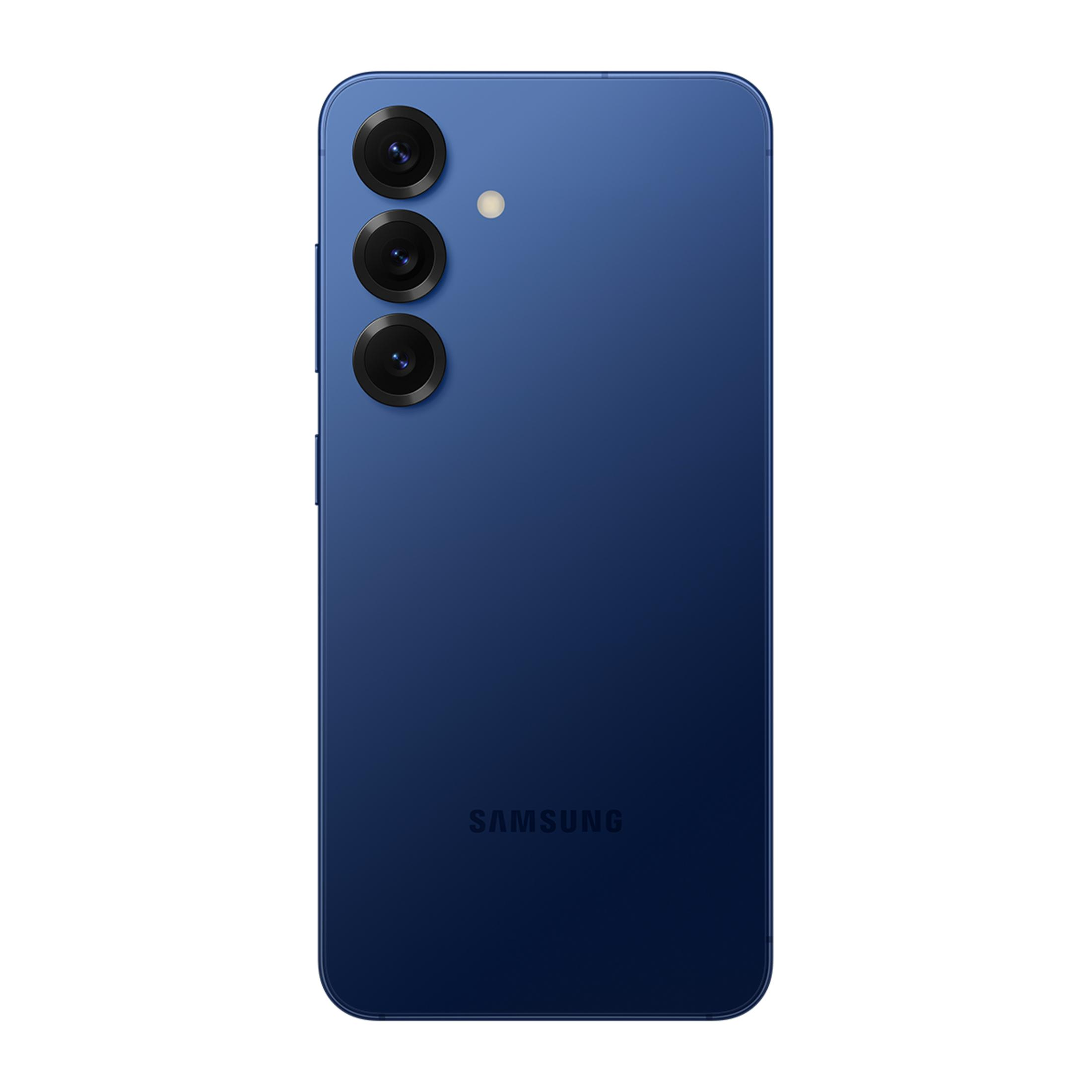 Üç kamera lensi ve flaşı olan koyu mavi Samsung akıllı telefonun arkası.
