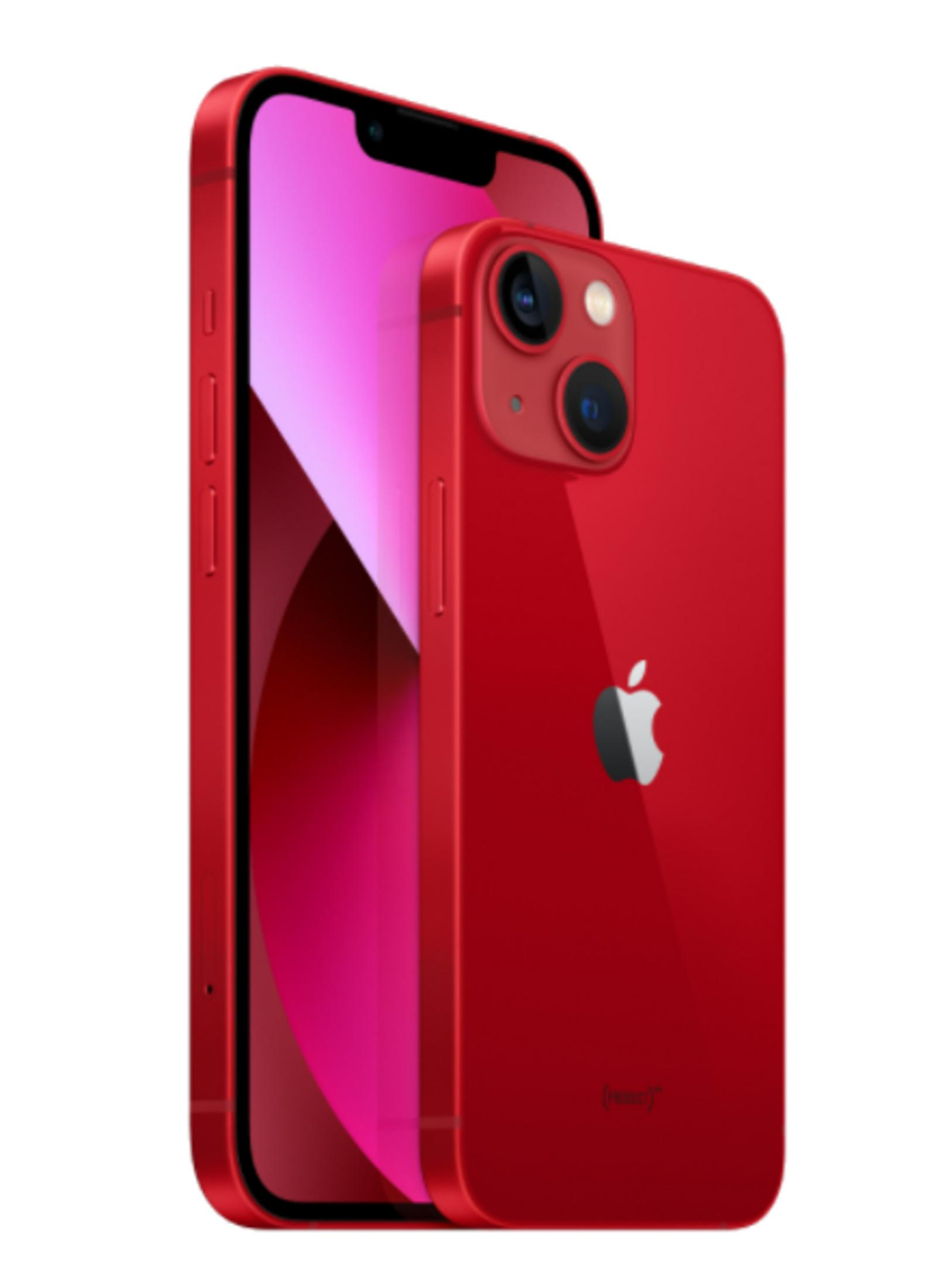 Czerwony iPhone na białym tle, ekran włączony z różowym gradientem.