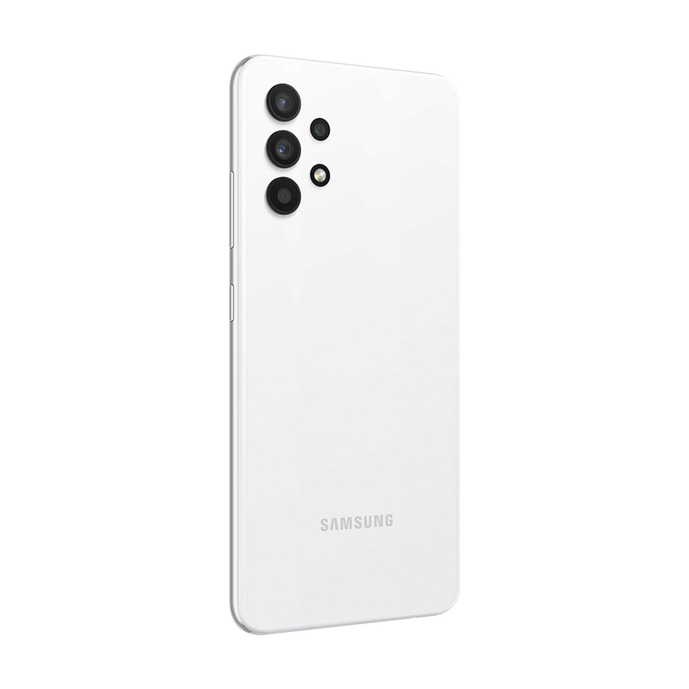 Arkada dört kameralı beyaz akıllı telefon. Samsung logosu görünüyor.