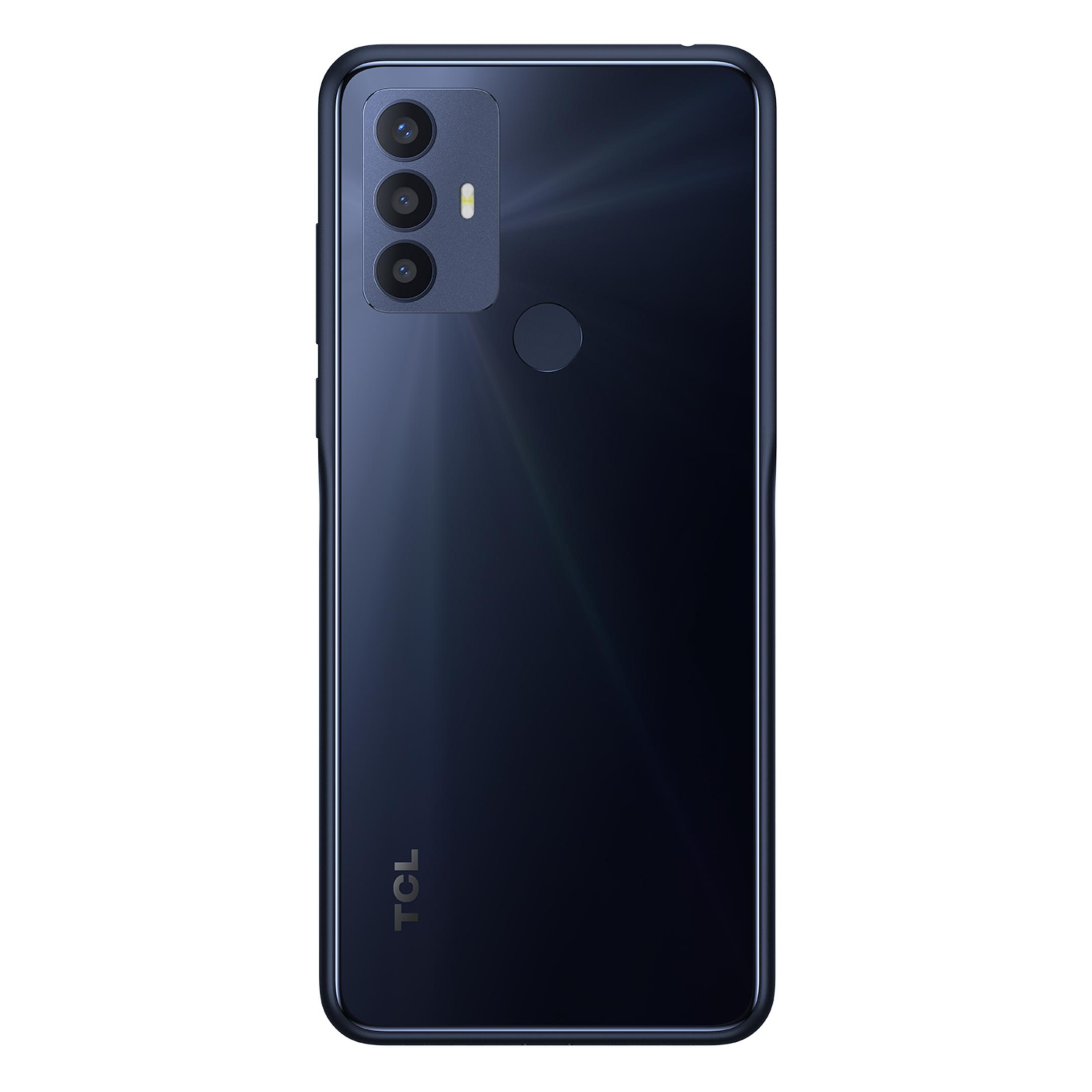 Üç kameralı ve parmak izi sensörlü koyu mavi TCL akıllı telefonun arkası.