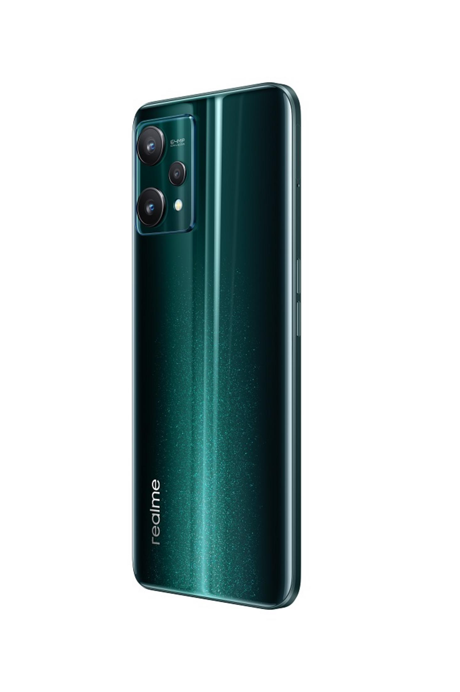 Achterkant van een smaragdgroene smartphone met drie camera's en het Realme-logo.