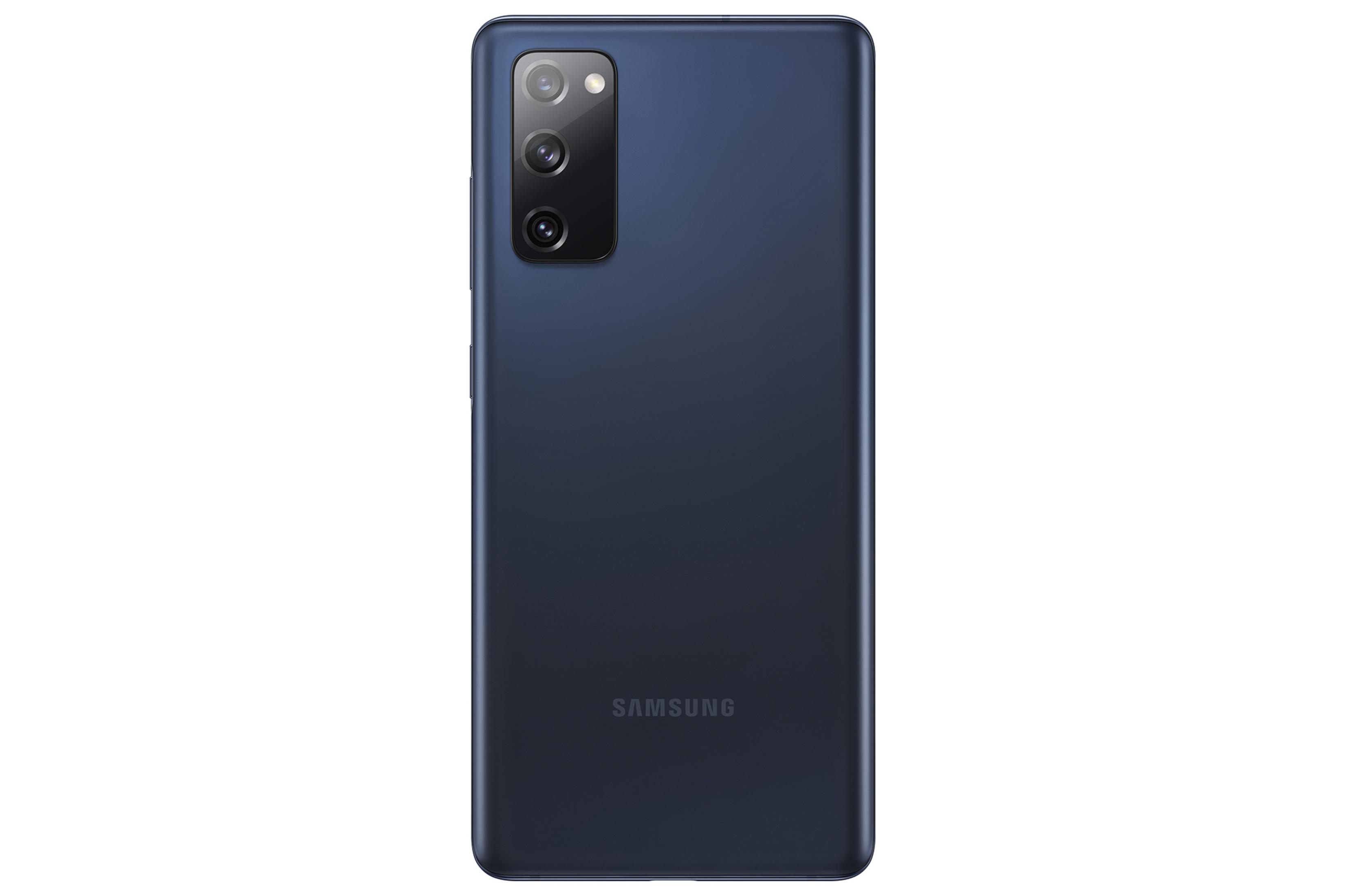 Koyu mavi Samsung akıllı telefon, üçlü kamera ve logo, beyaz arka plan üzerinde.